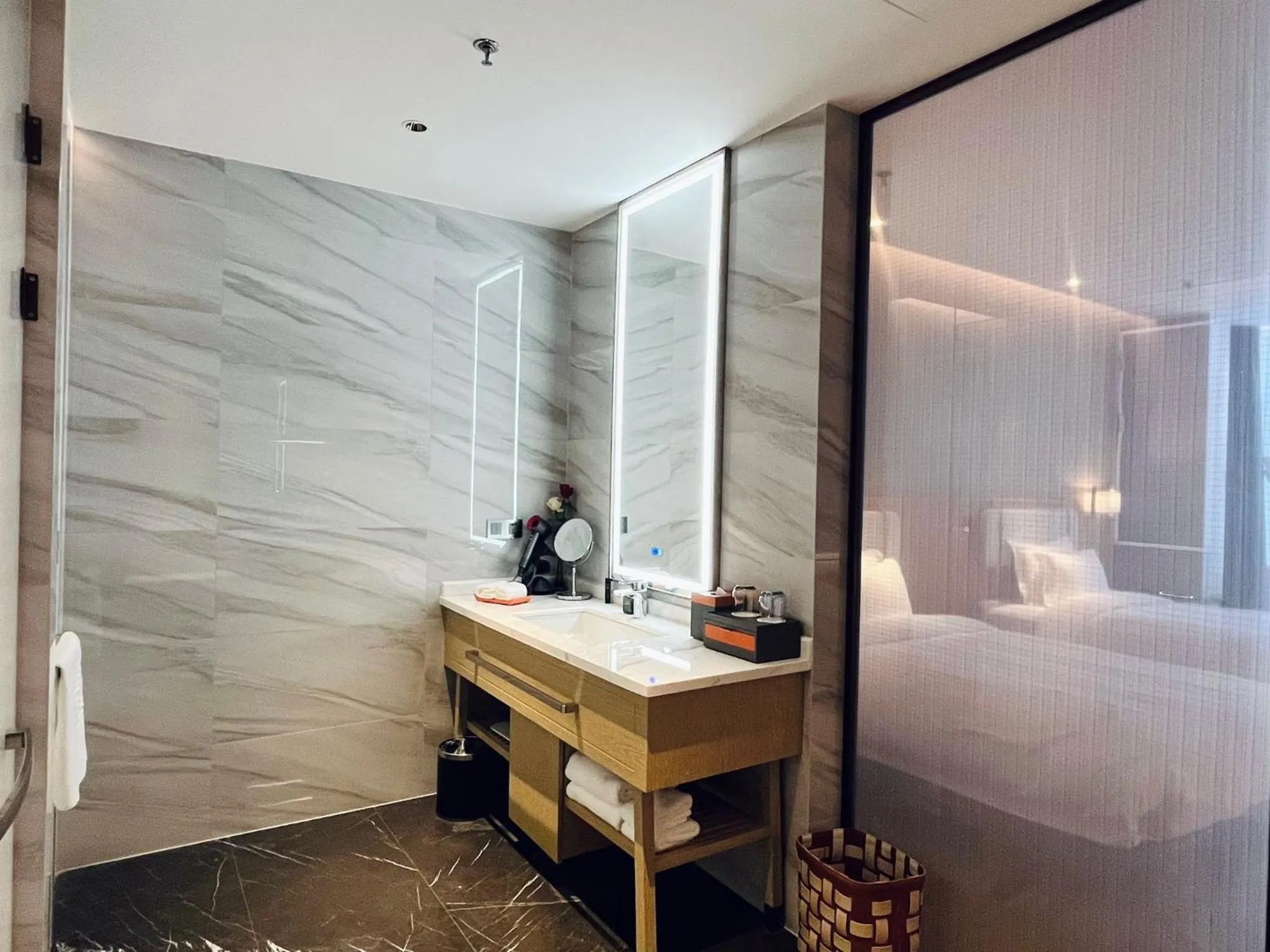 Photo of the whole room, Bed in voco Xi'an Qindu Legend by IHG