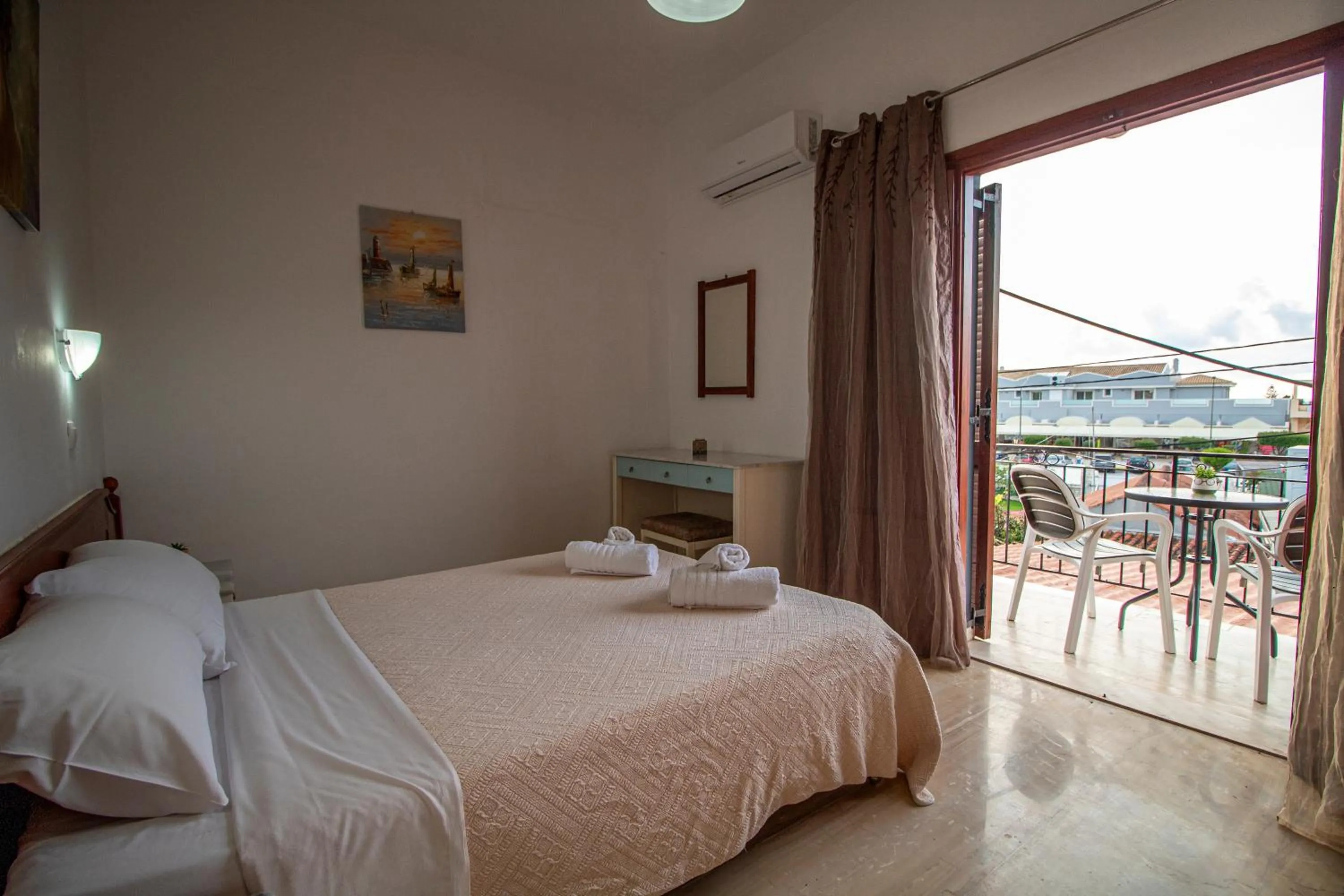 Bed in Harrys bar & apartments