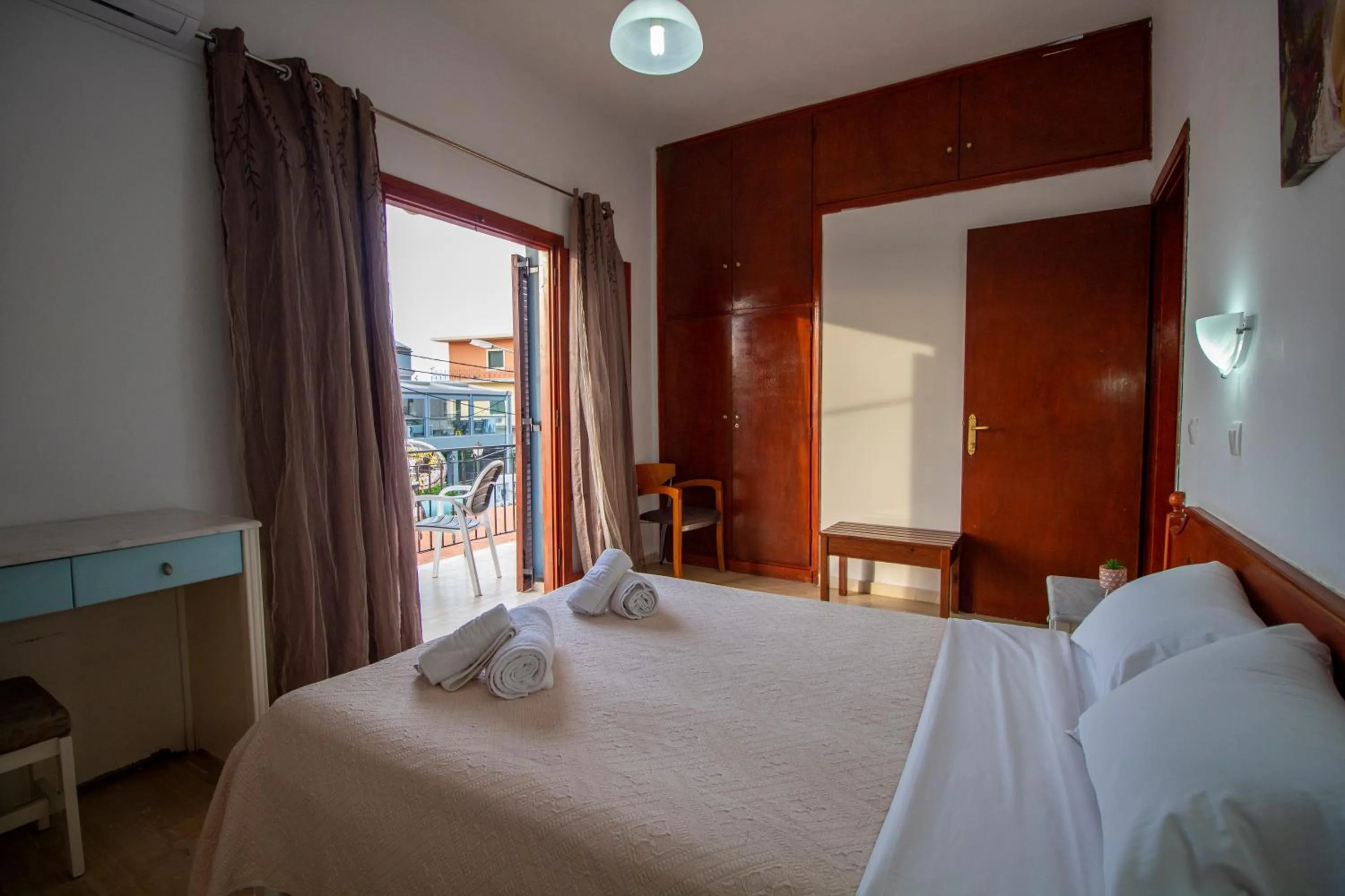 Bed in Harrys bar & apartments