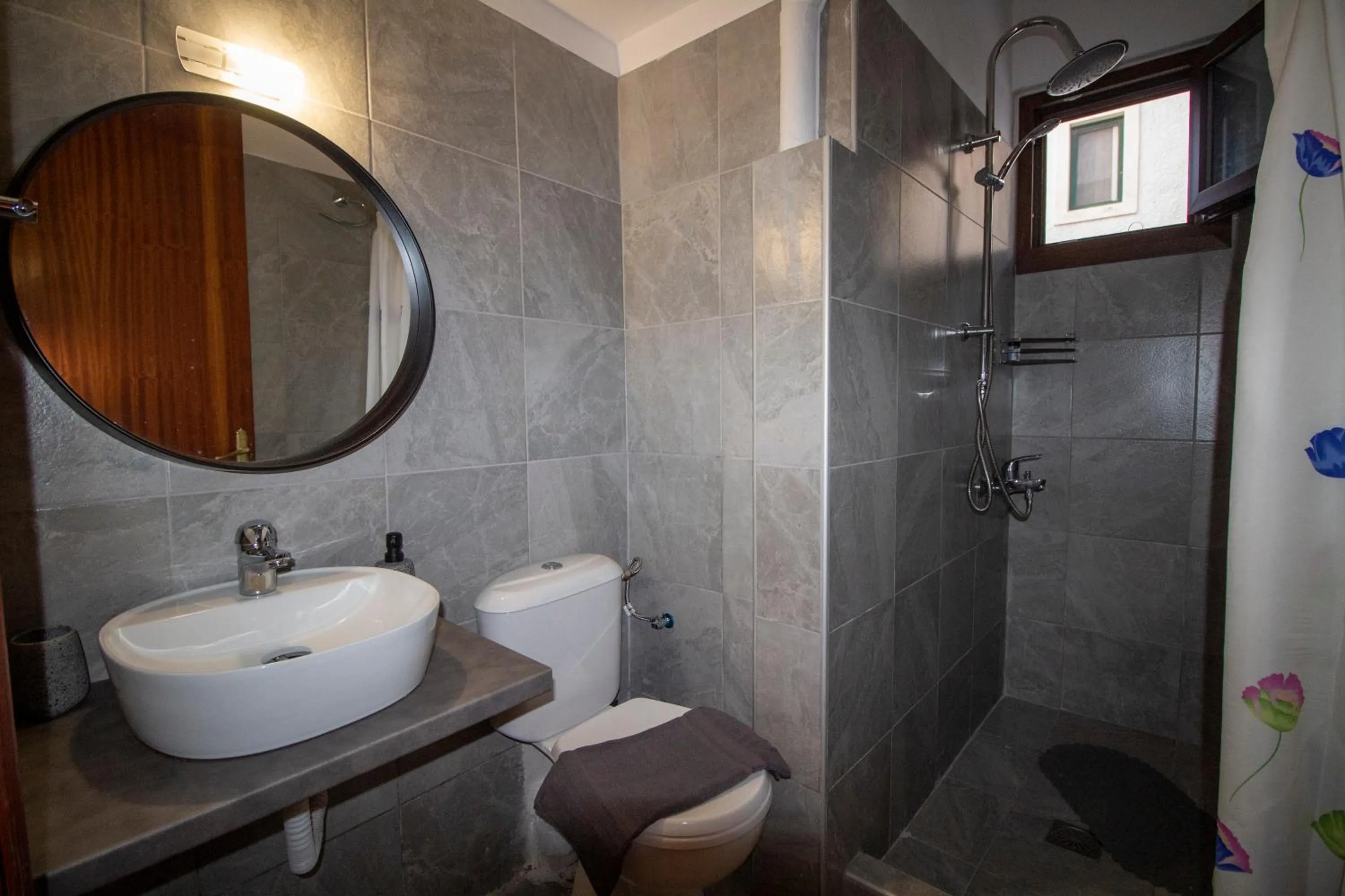 Harrys bar & apartments