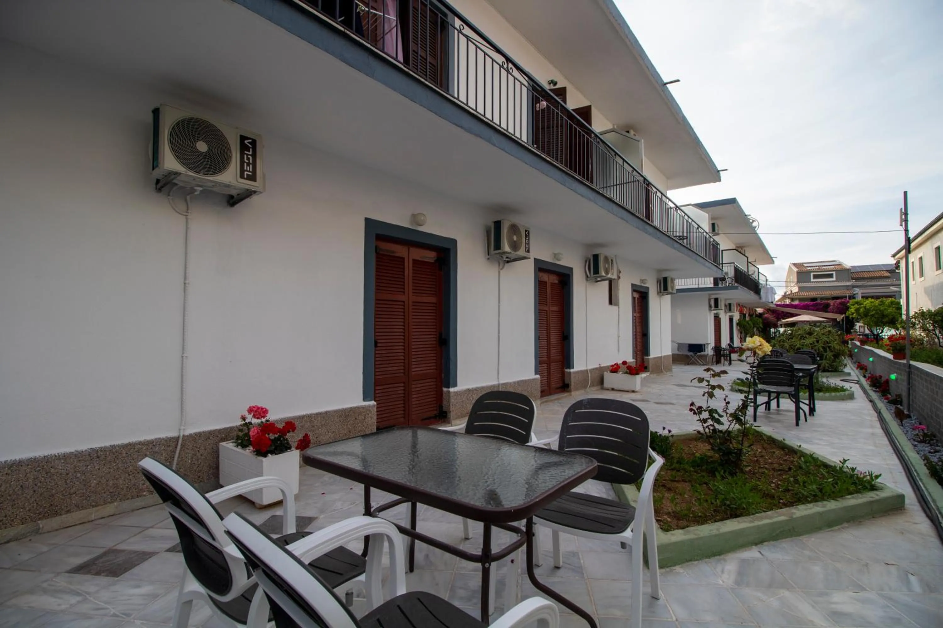 Harrys bar & apartments