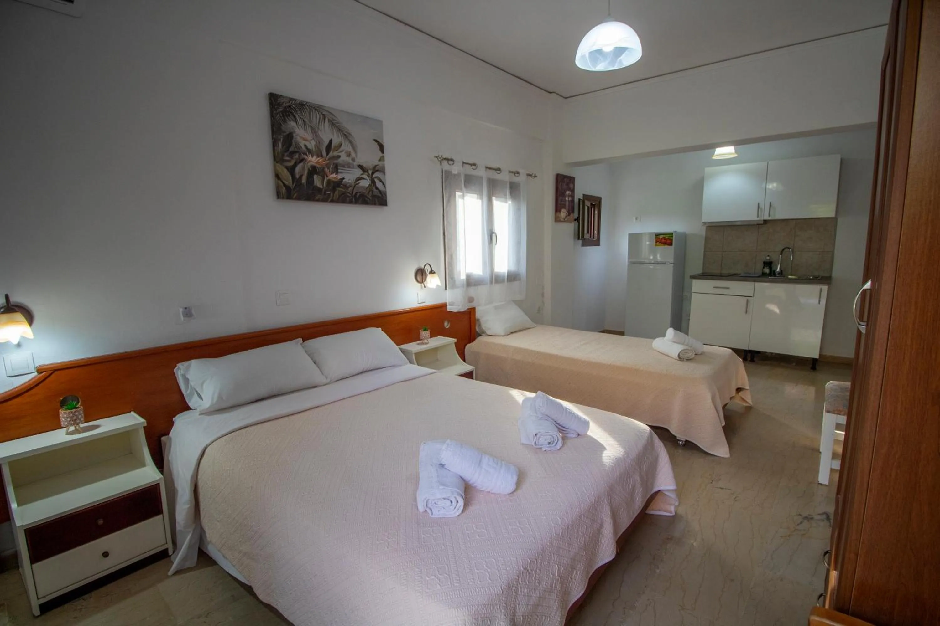 Bed in Harrys bar & apartments