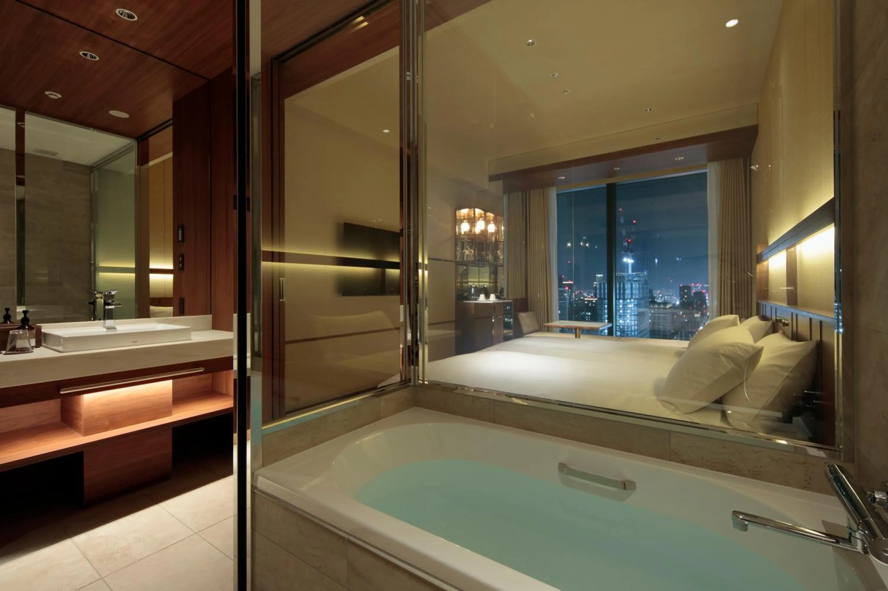 Bathroom, Bed in Candeo Hotels Osaka The Tower