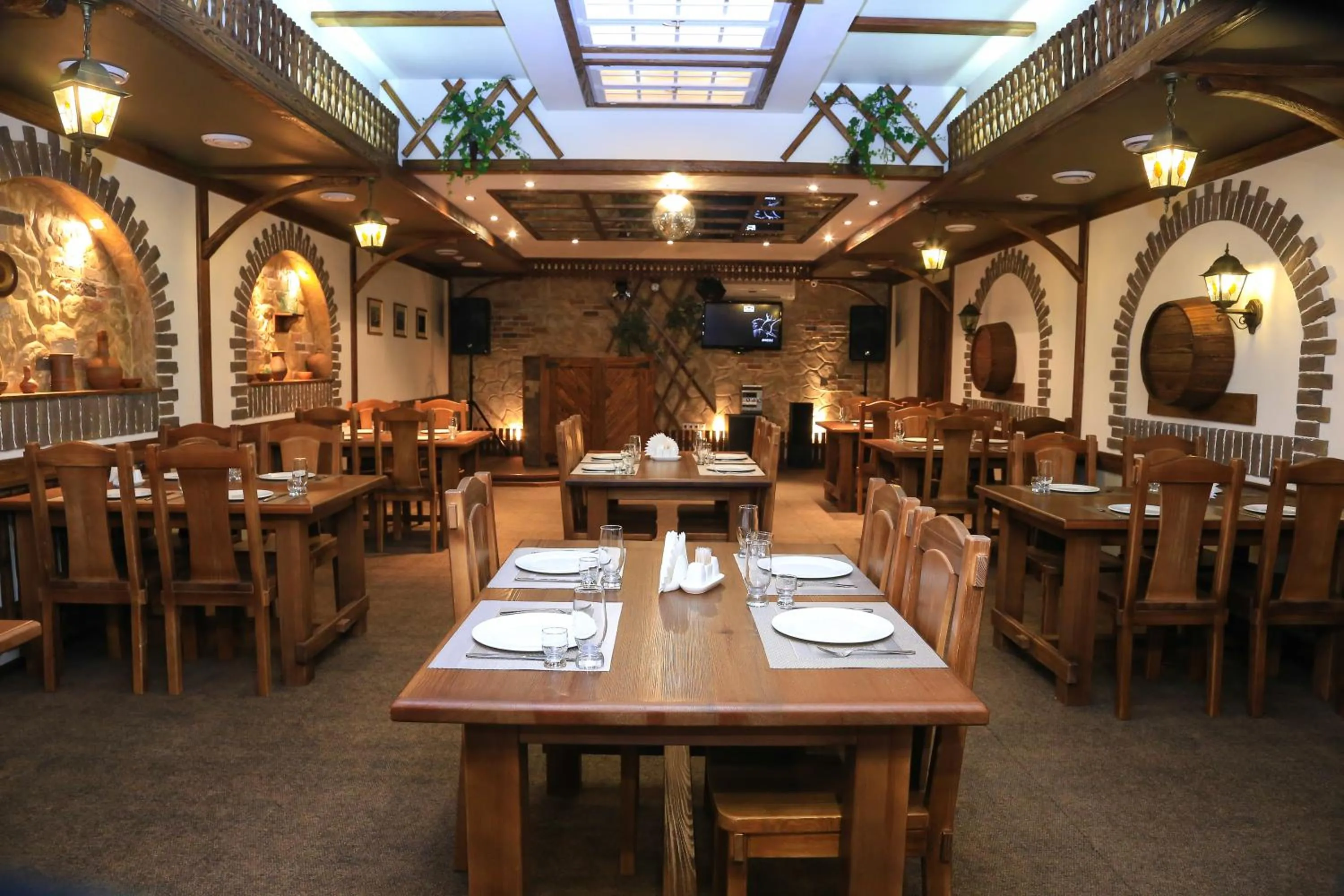 Restaurant/places to eat in Hotel Aragvi