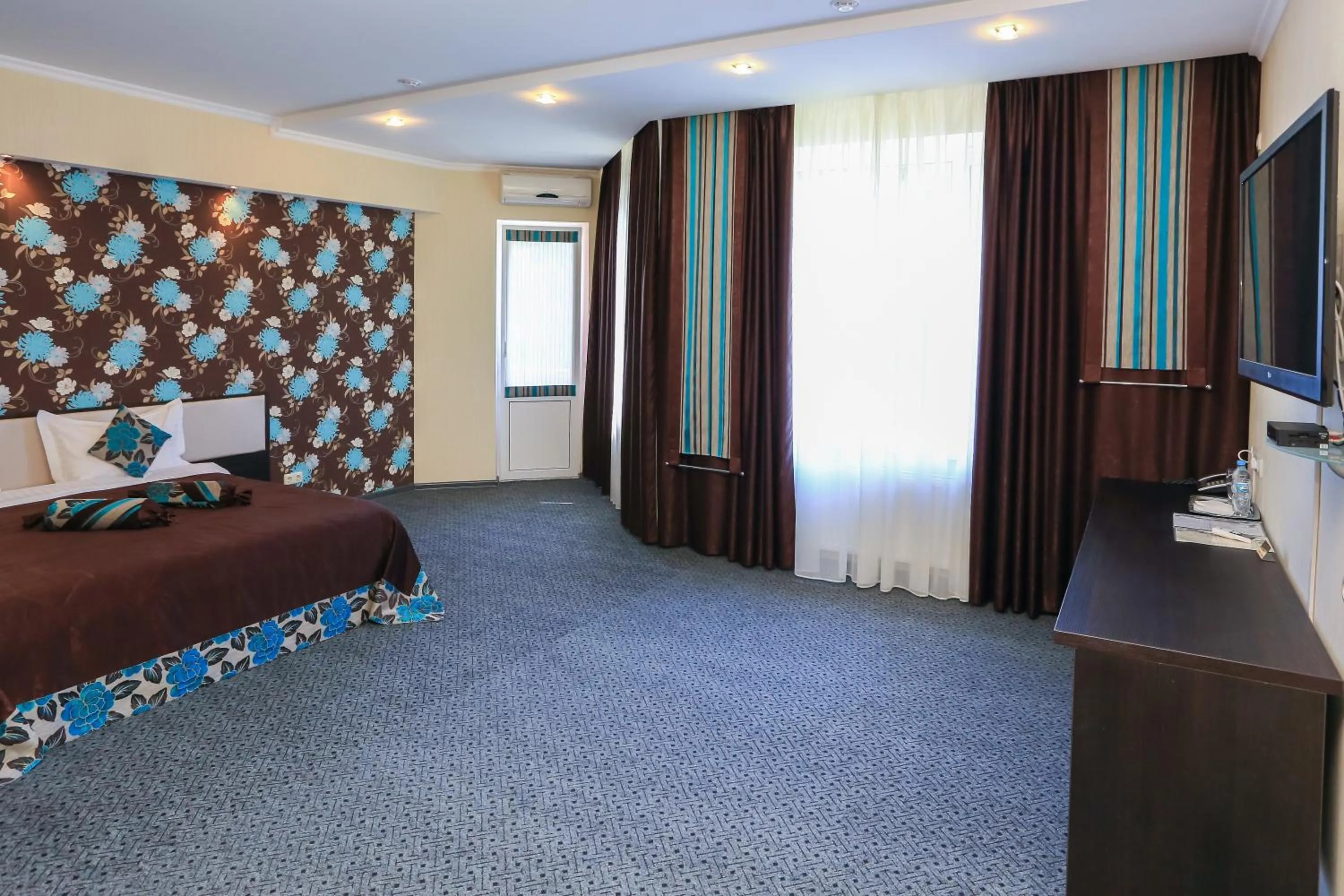Photo of the whole room in Hotel Aragvi