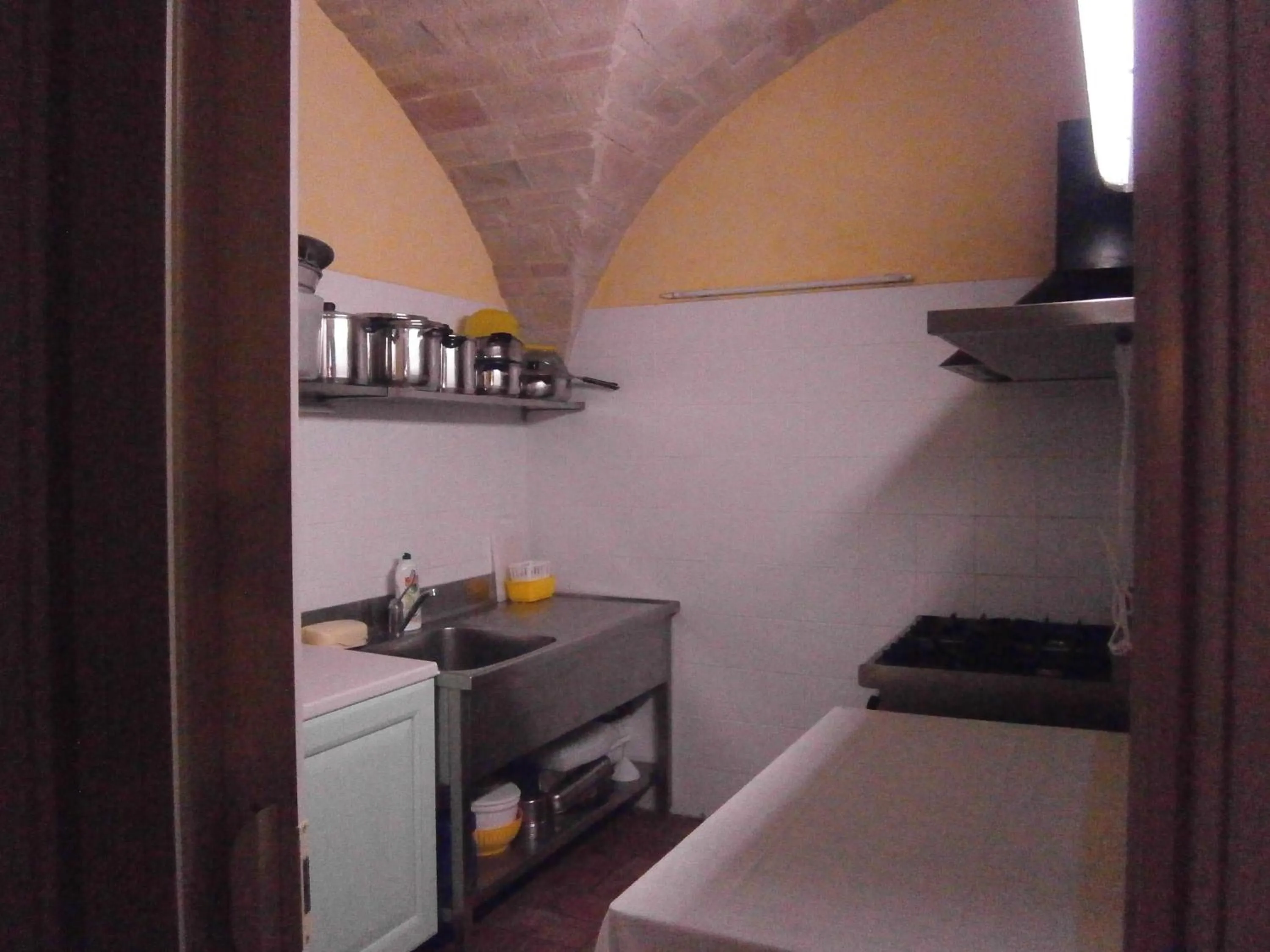 Communal kitchen in Lo Sfizio B&B