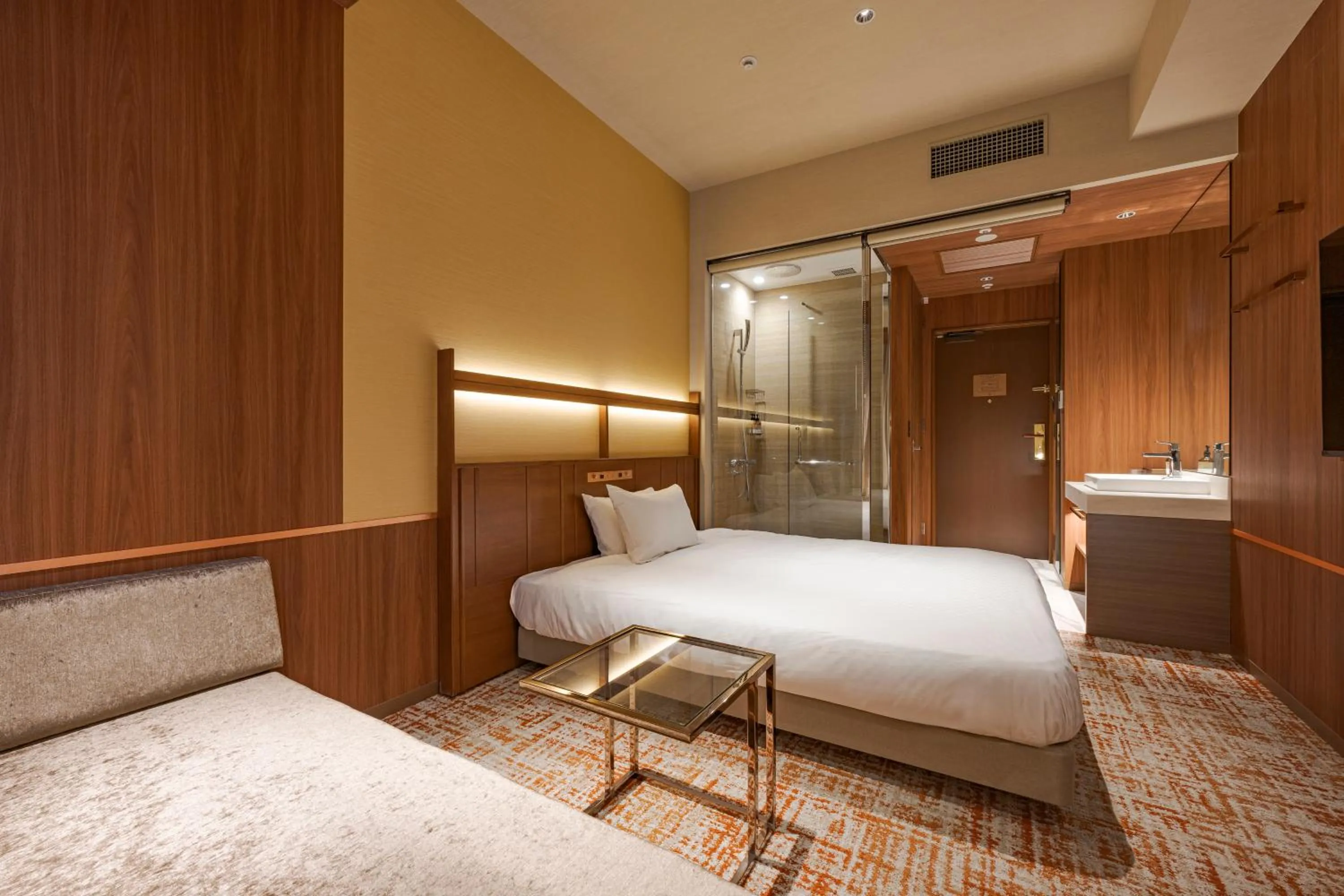 Photo of the whole room, Bed in Candeo Hotels Osaka Hirakata
