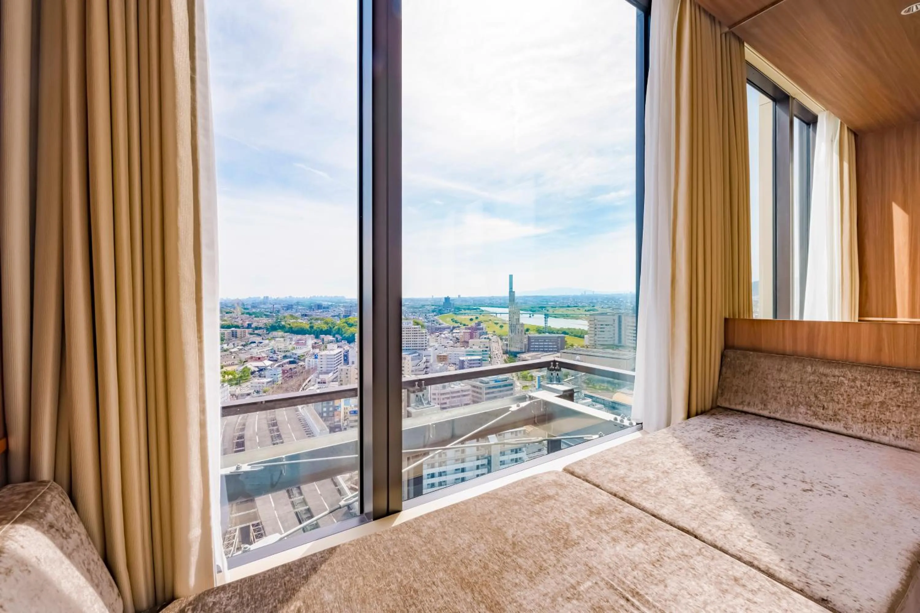 View (from property/room), Bed in Candeo Hotels Osaka Hirakata