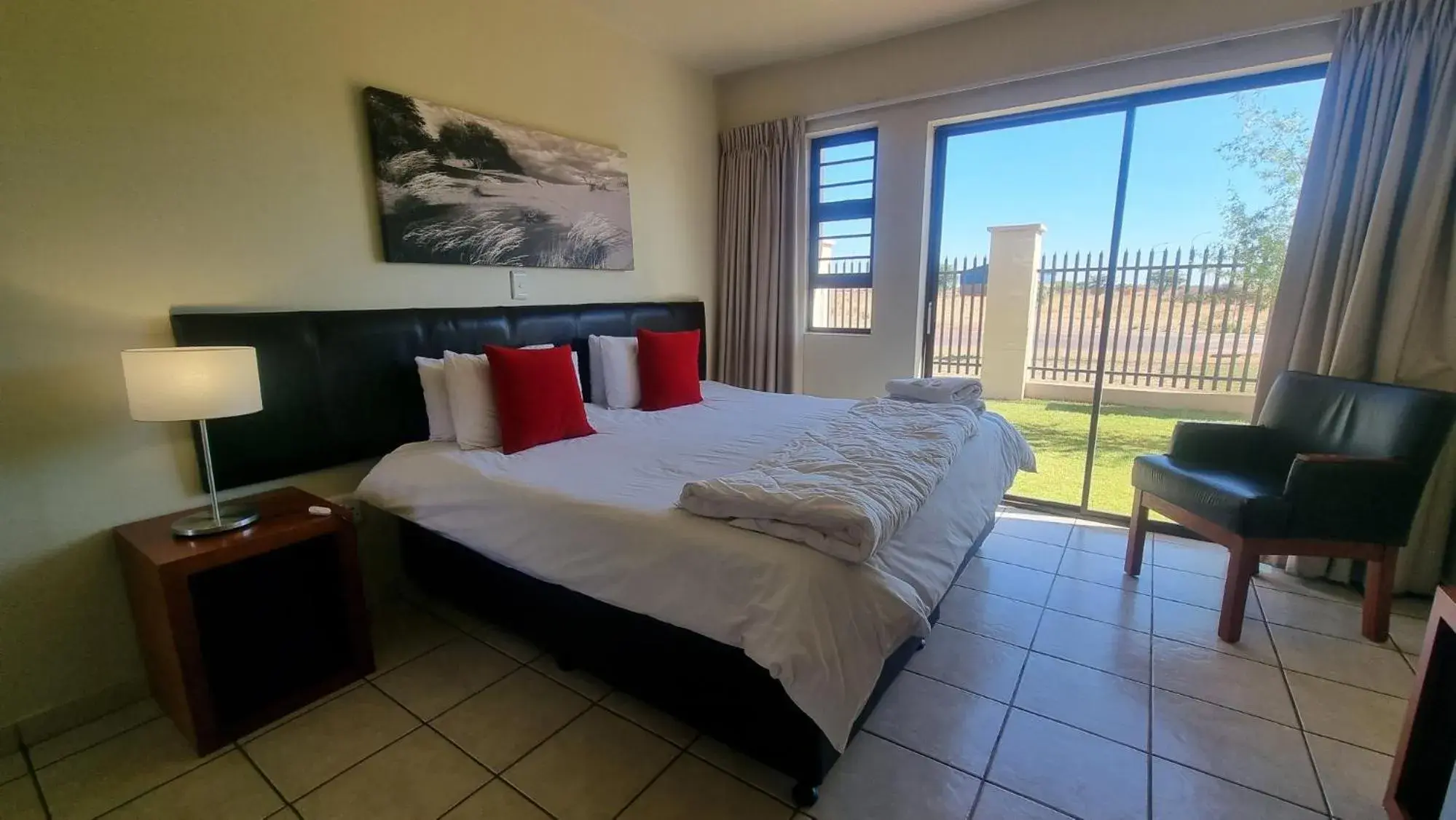 Seating area, Bed in Kathu Inn Seating area, Bed in Kathu Inn