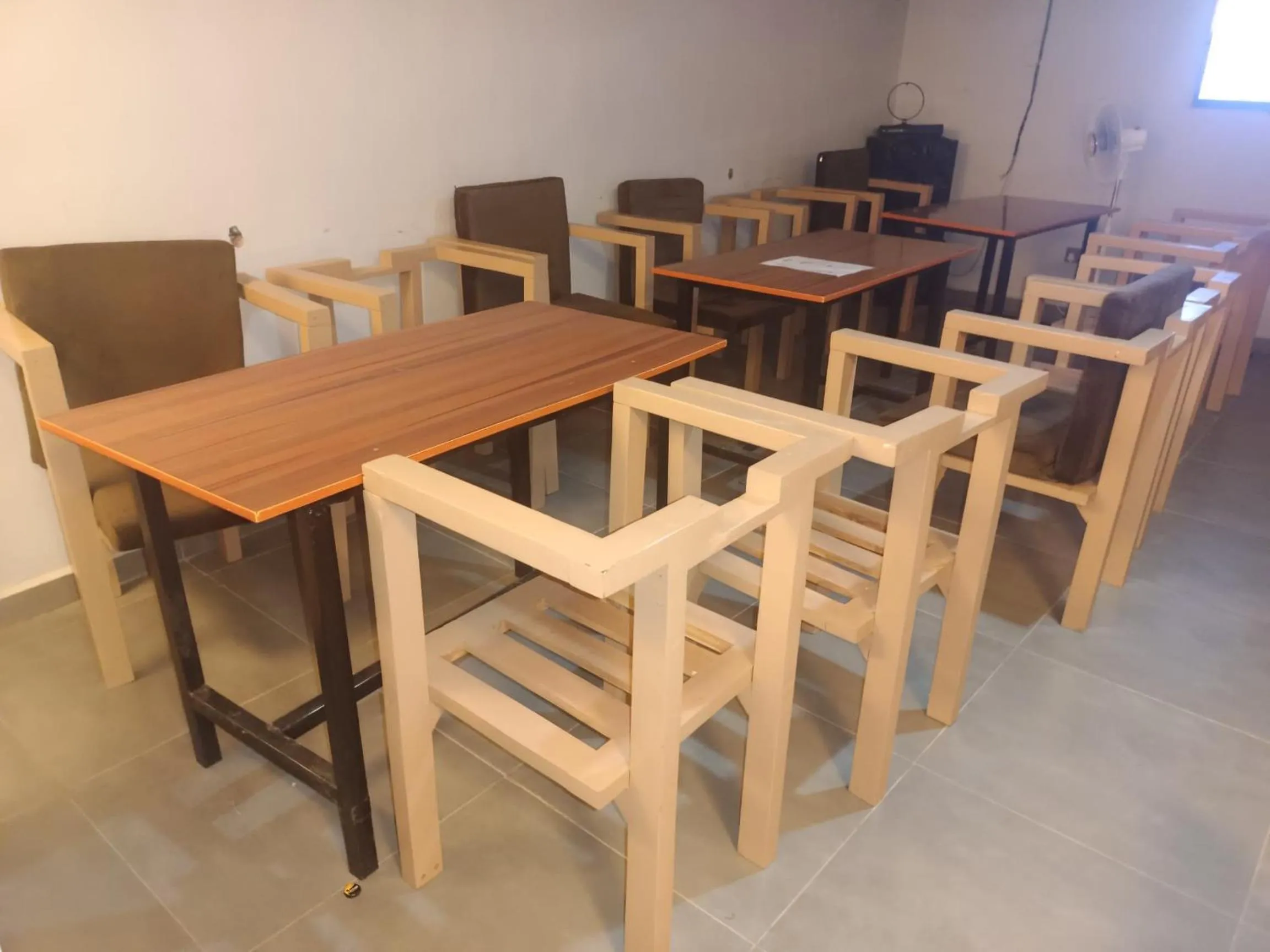 Restaurant/places to eat in Skenyo Hotel & Apartments