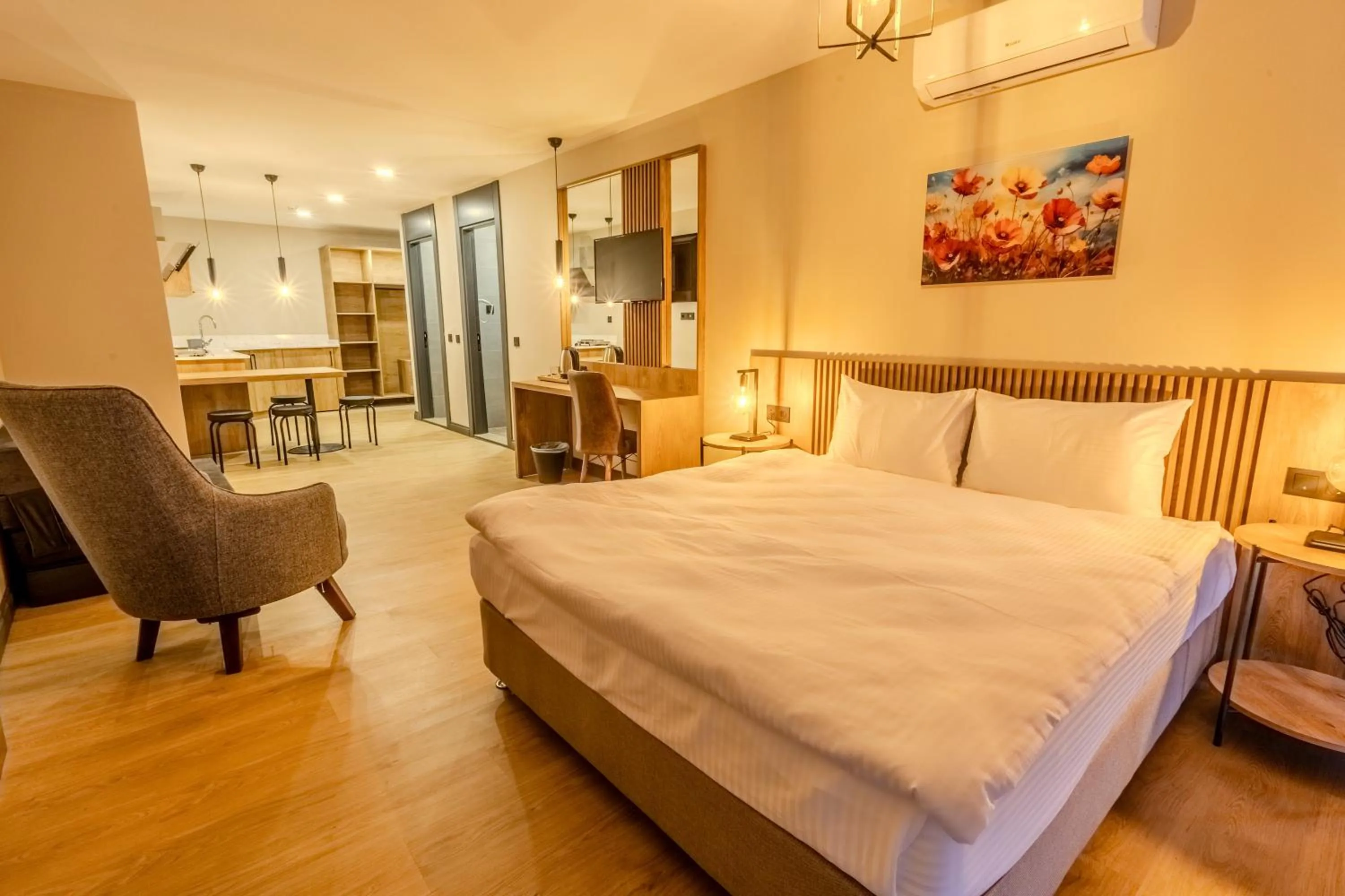 Photo of the whole room, Bed in LELİKO SUITES