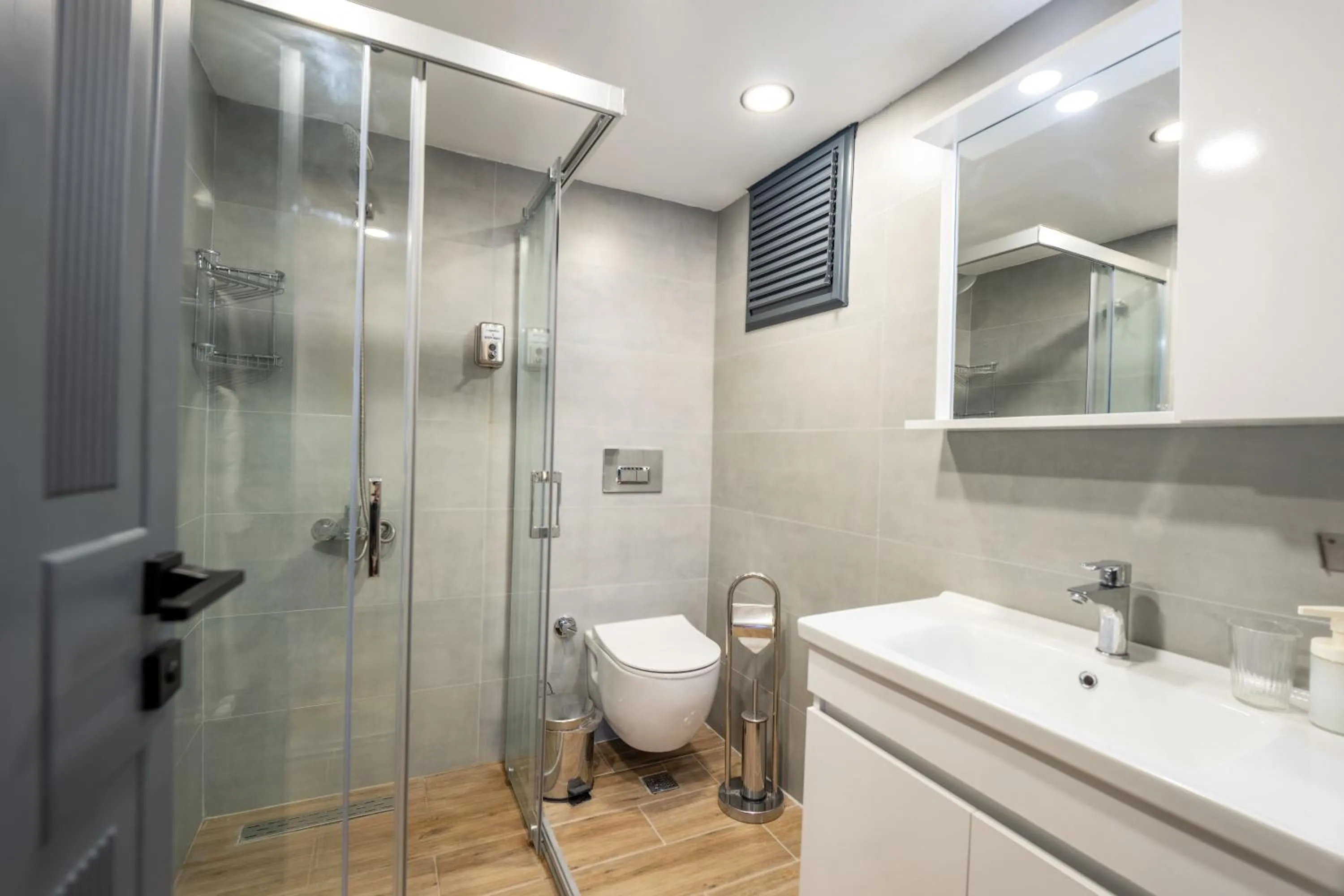 Shower in LELİKO SUITES