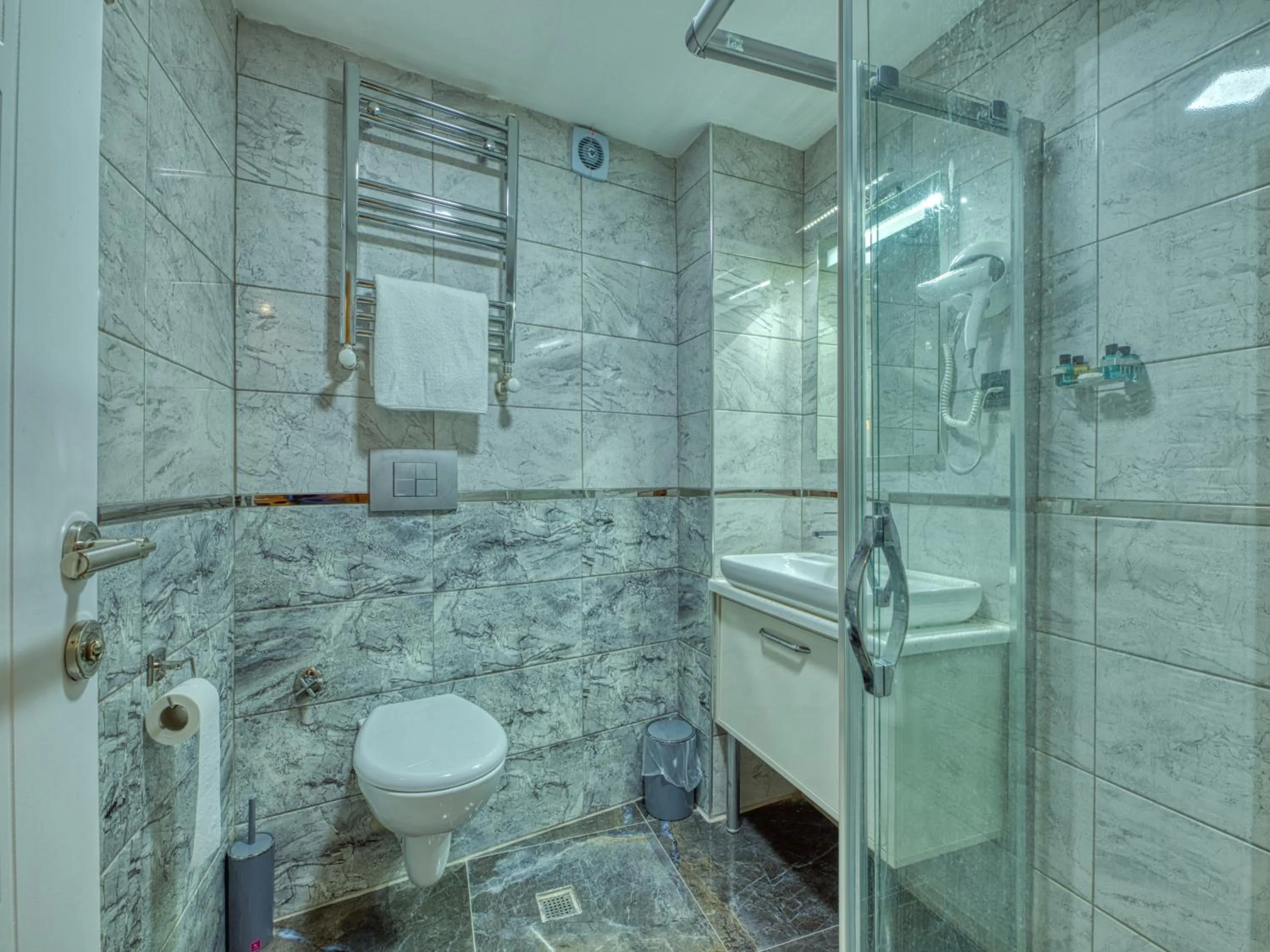 Shower in GALATAGREENAPPLEHOTEL