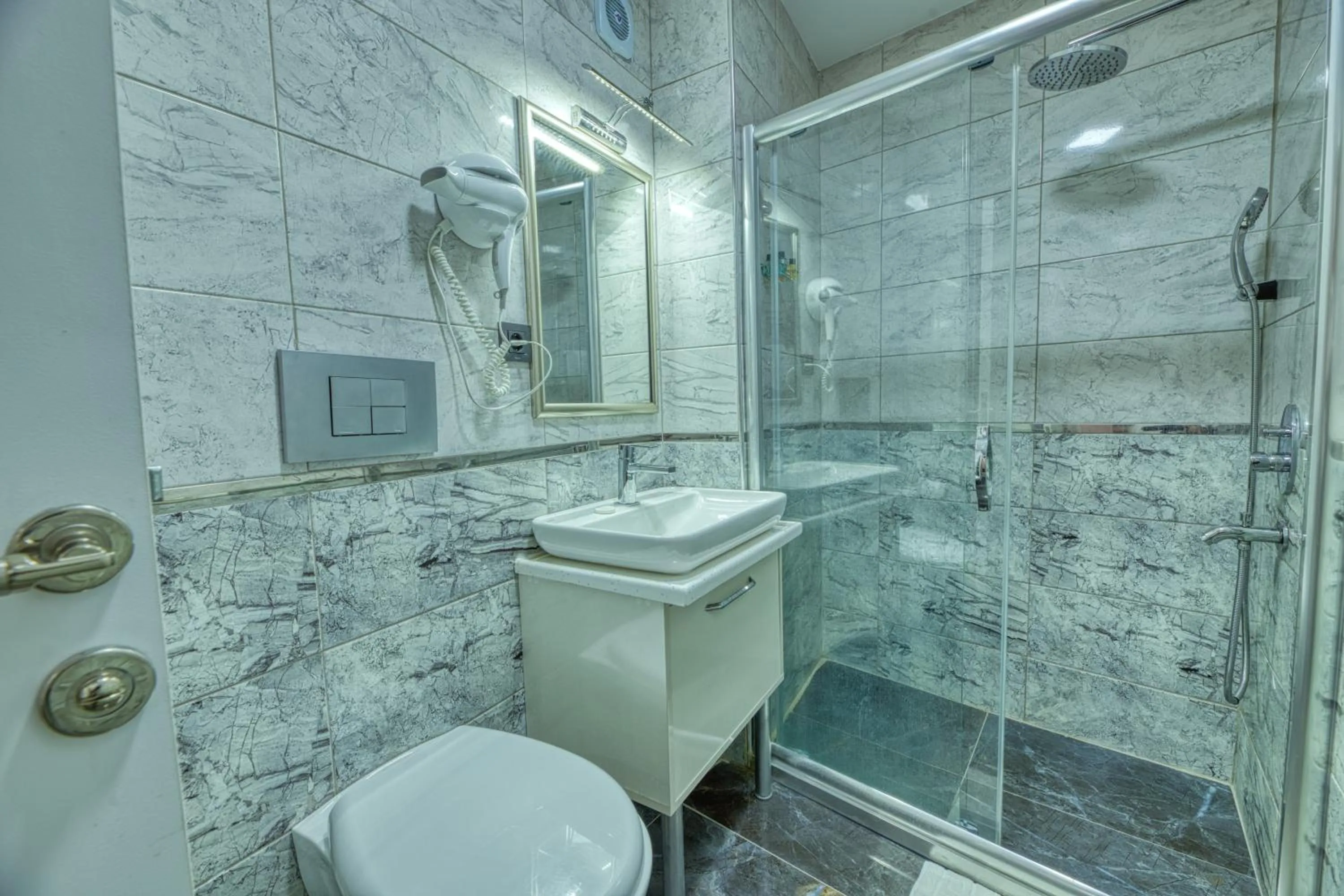 Shower in GALATAGREENAPPLEHOTEL