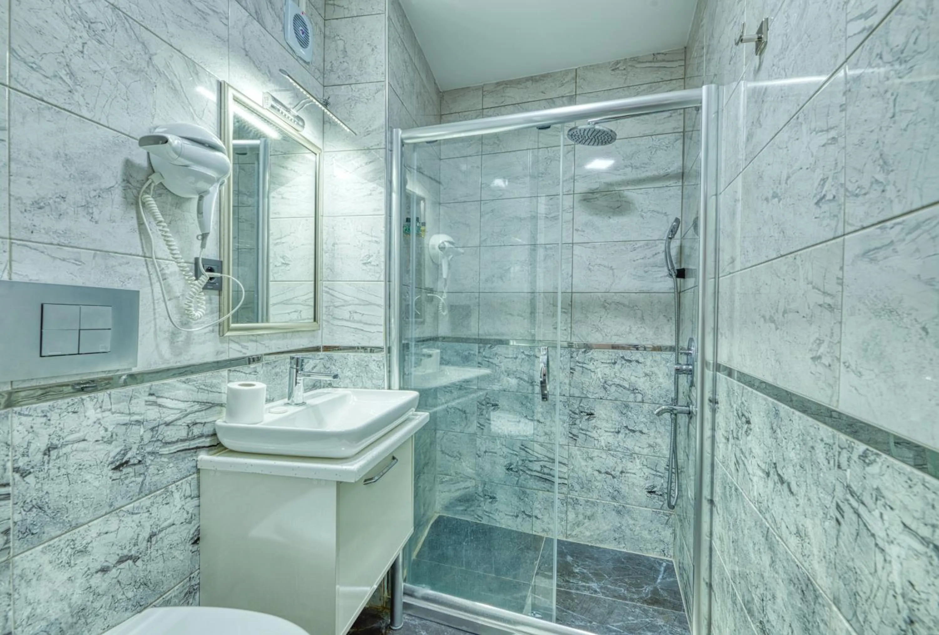 Shower in GALATAGREENAPPLEHOTEL