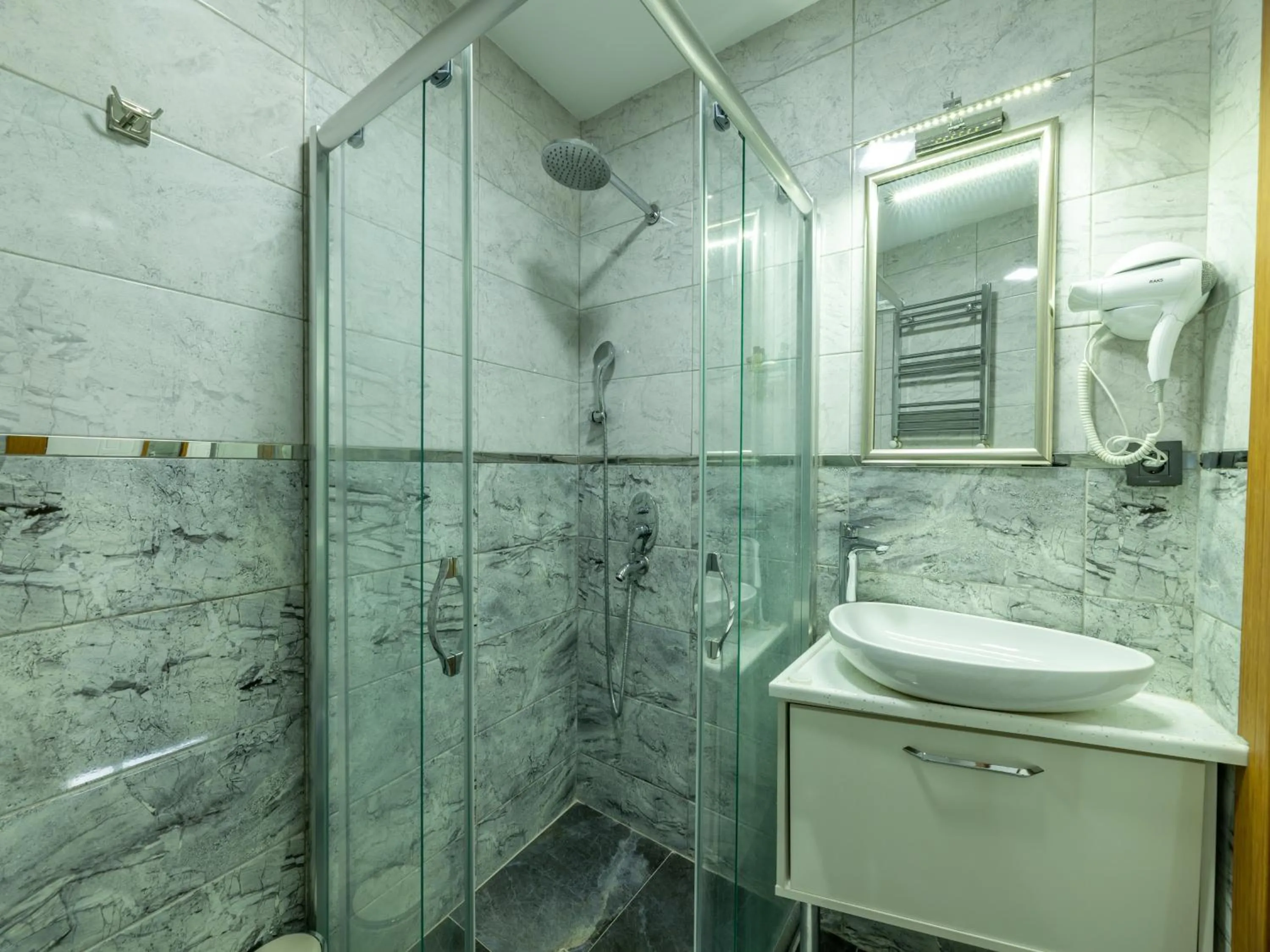 Shower in GALATAGREENAPPLEHOTEL