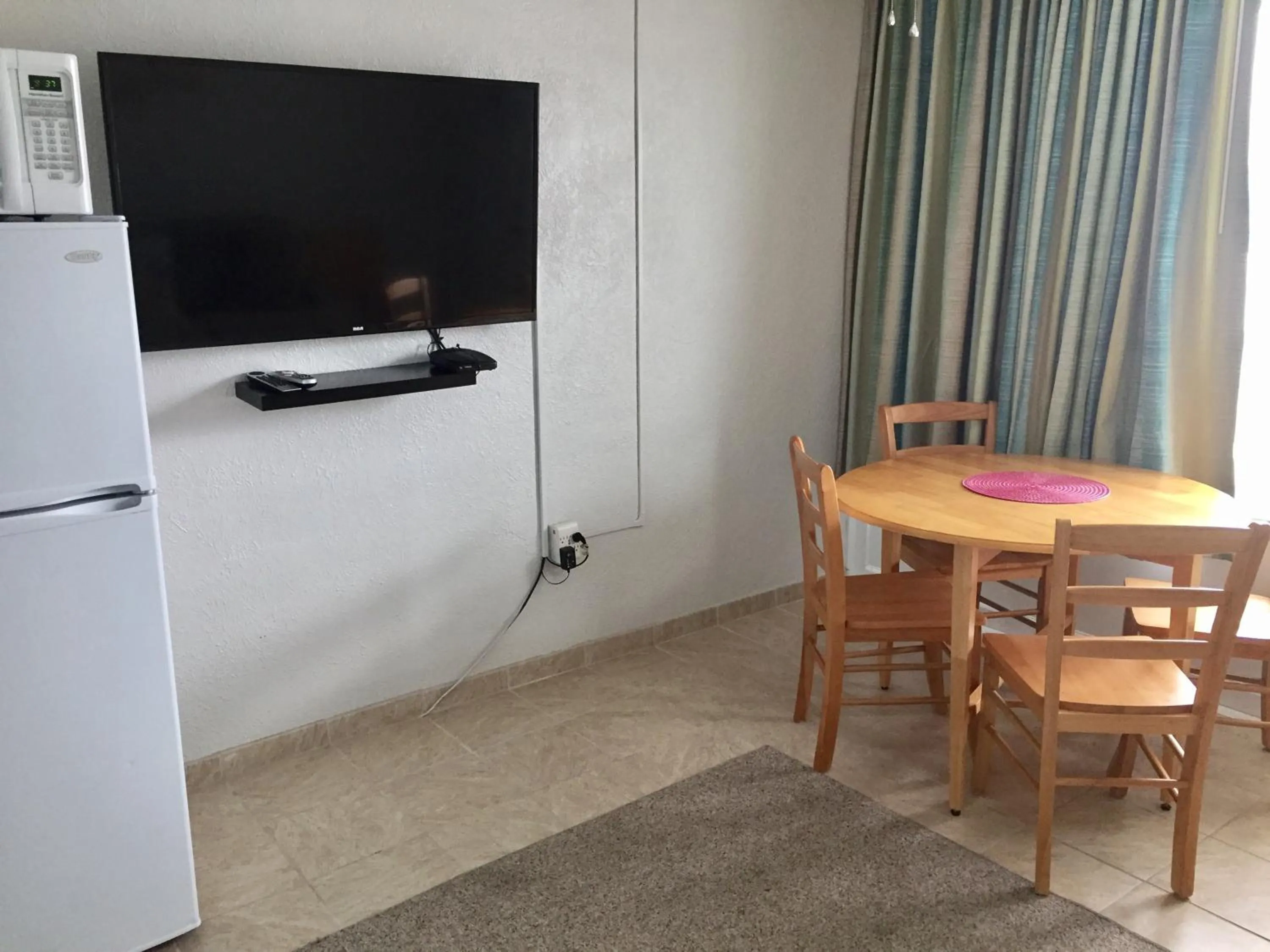 TV and multimedia in Lollipop Motel