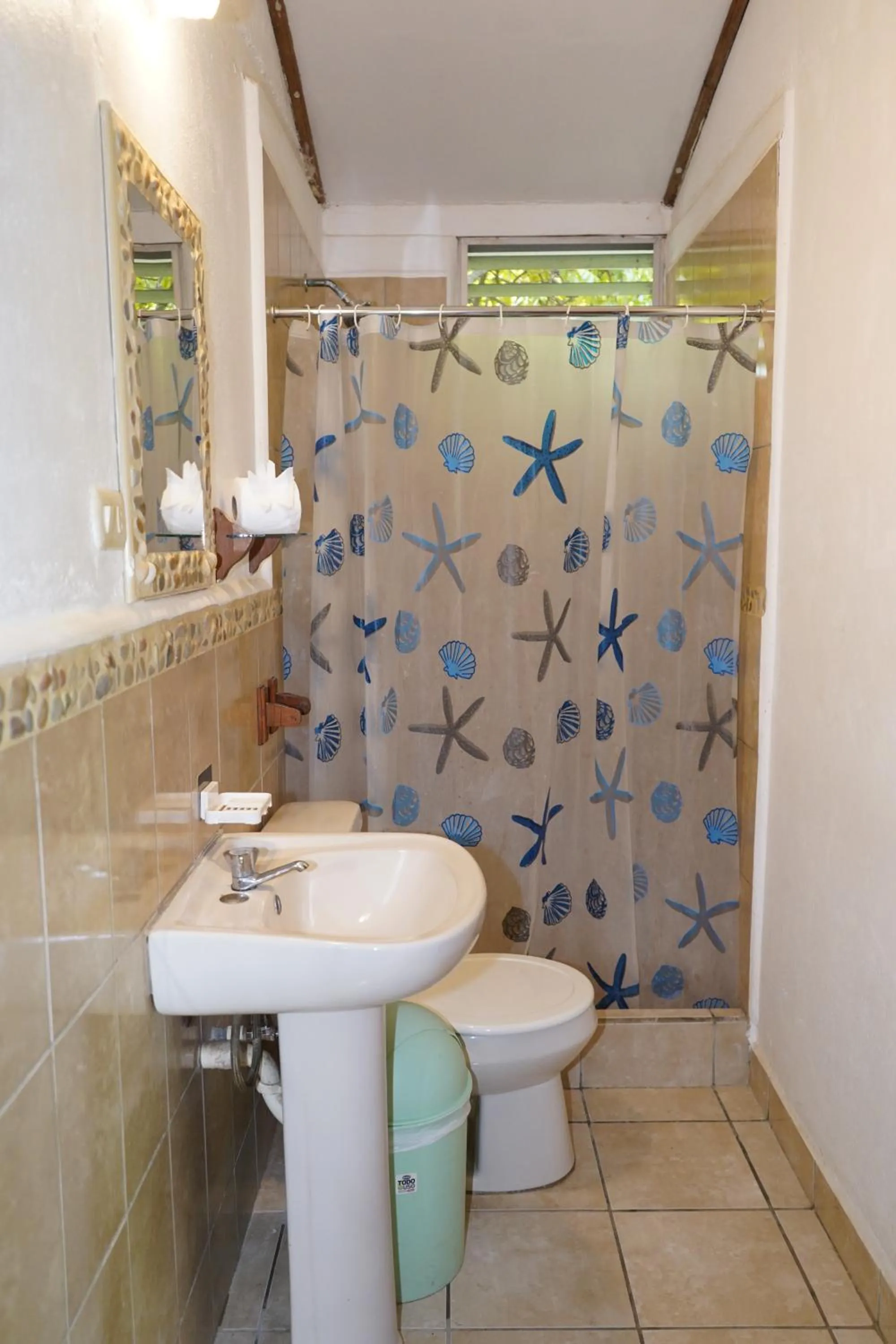 Shower in El Pacifico Hotel