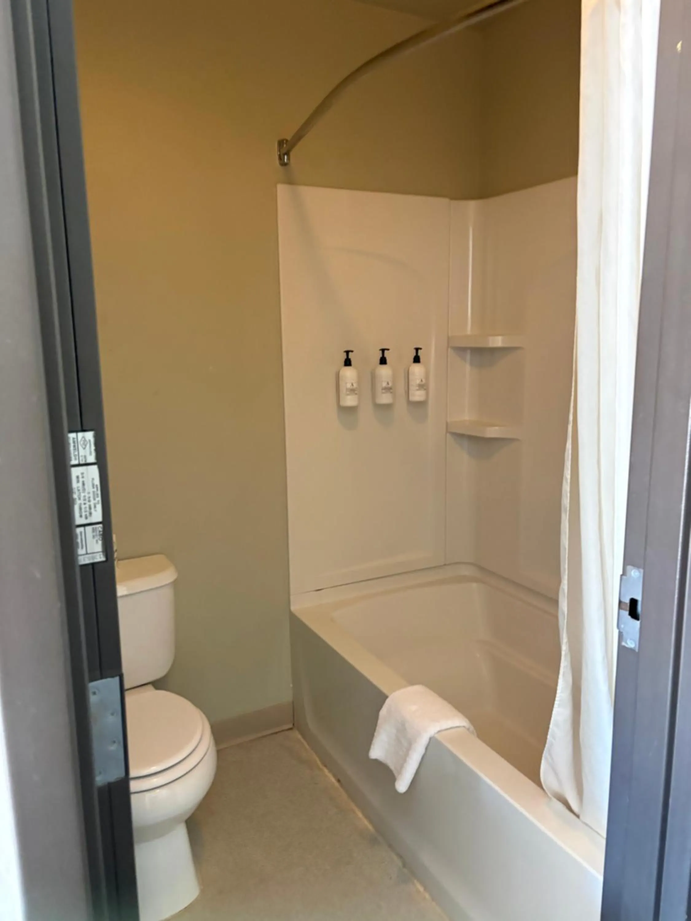 Bathroom in Boarders Inn & Suites by Cobblestone Hotels - Broken Bow