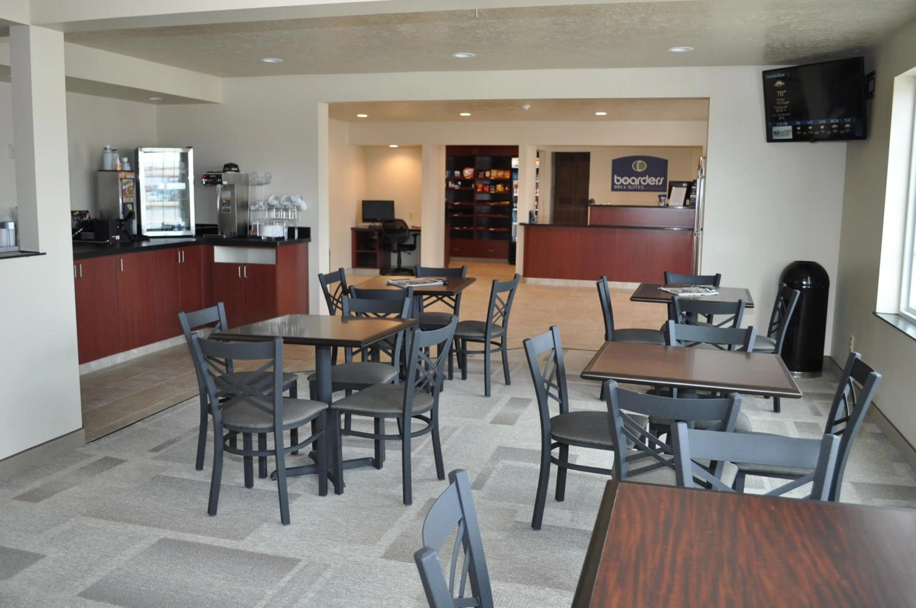 Communal lounge/ TV room in Boarders Inn & Suites by Cobblestone Hotels - Broken Bow