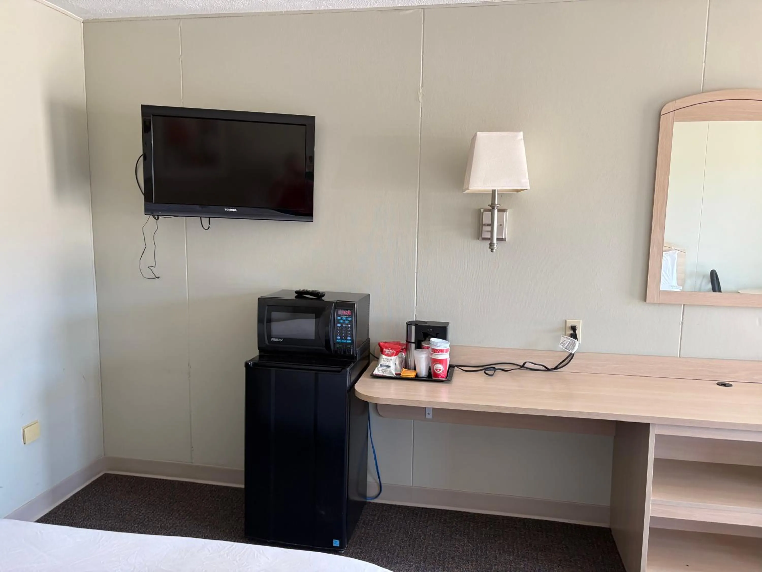TV and multimedia in Boarders Inn & Suites by Cobblestone Hotels - Broken Bow