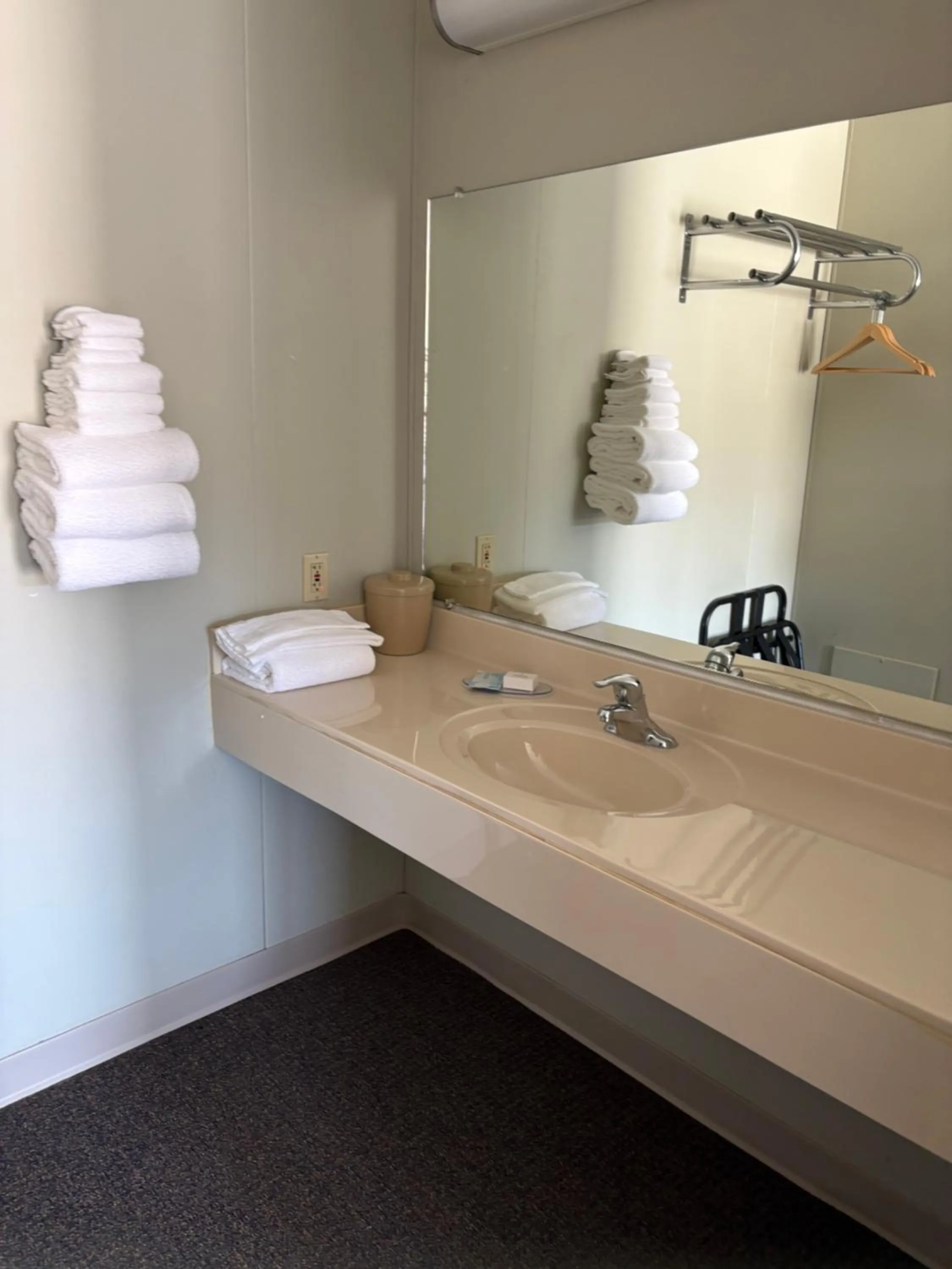 Bathroom in Boarders Inn & Suites by Cobblestone Hotels - Broken Bow