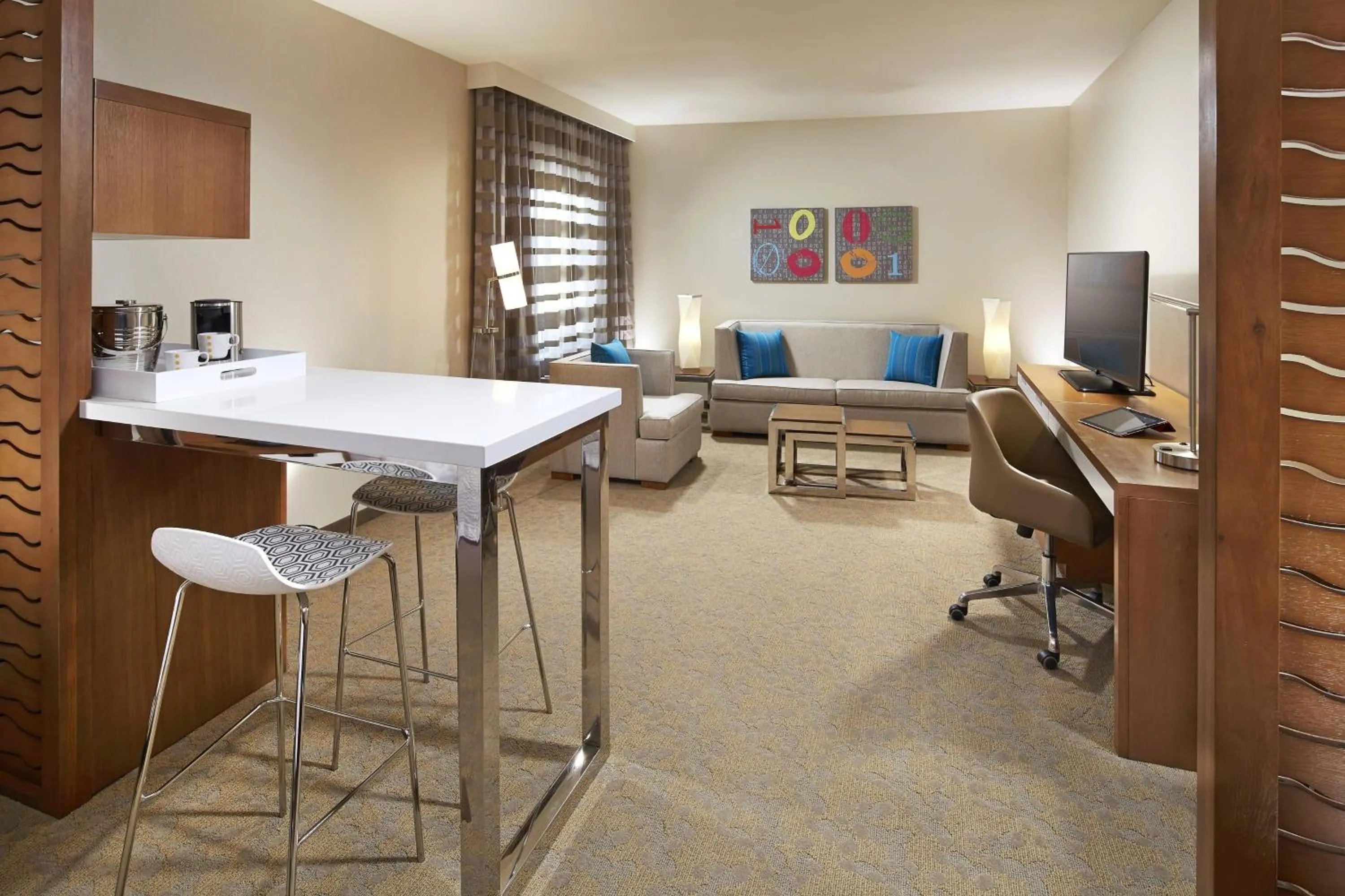 Living room in Courtyard by Marriott Sunnyvale Silicon Valley
