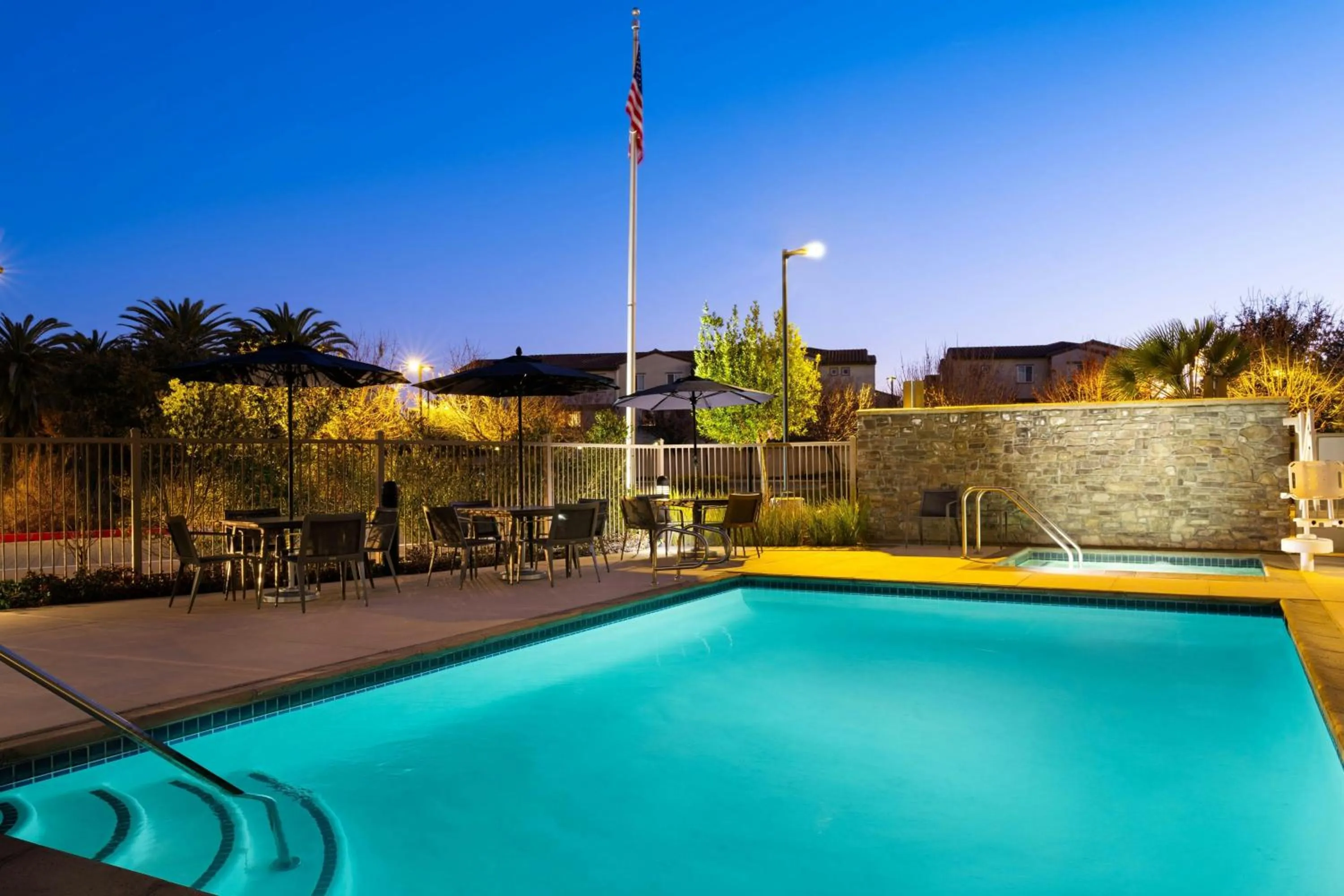 Swimming pool in Courtyard by Marriott Sunnyvale Silicon Valley