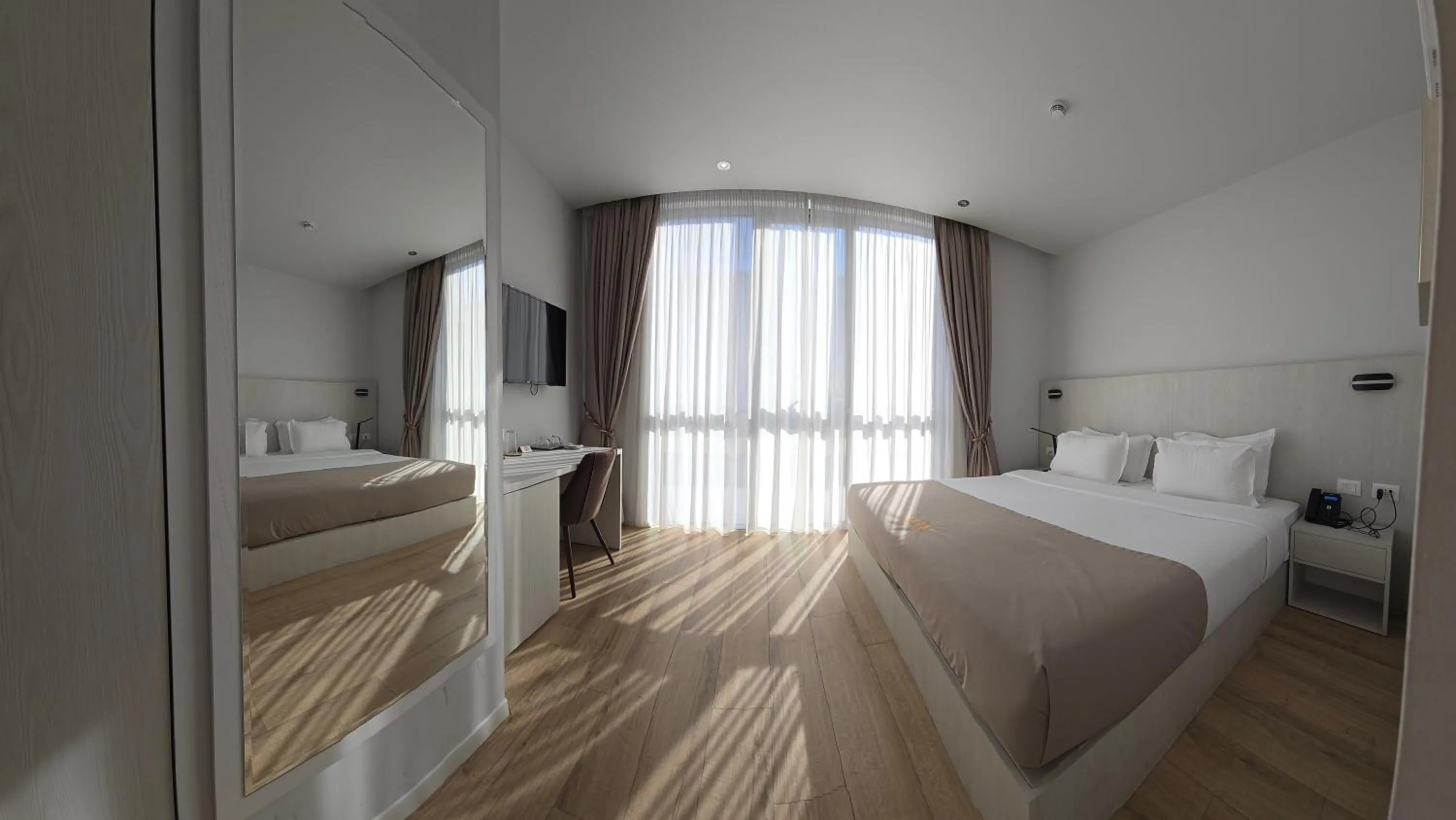 Bedroom, Bed in Metro Hotel Terminal