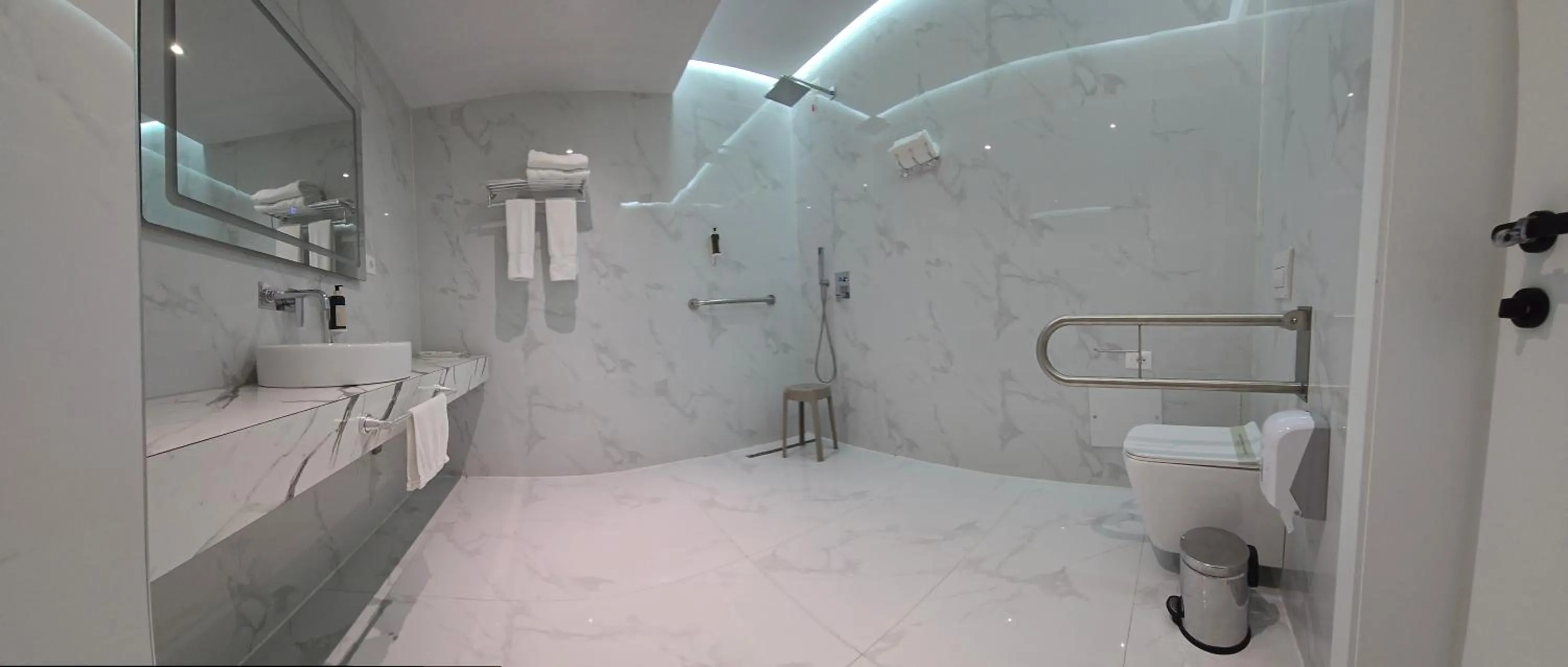 Bathroom in Metro Hotel Terminal