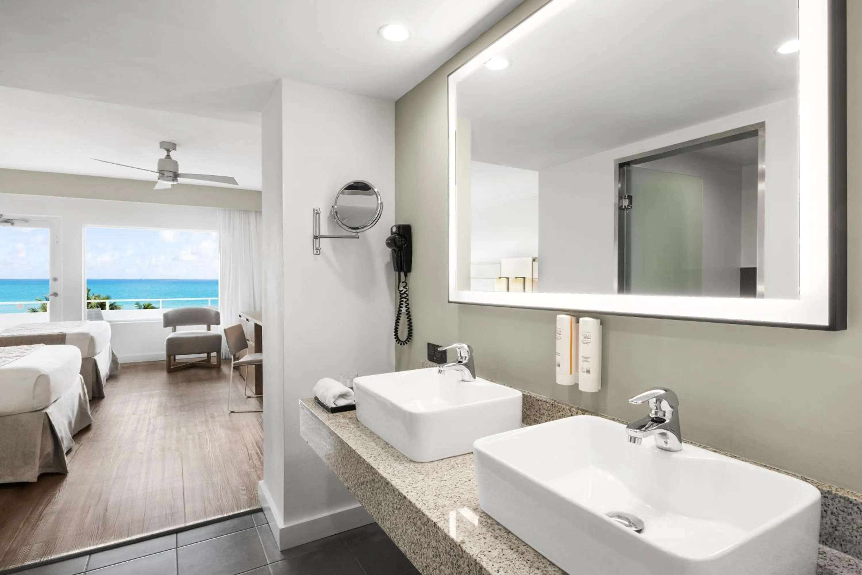 Bed in Riu Plaza Miami Beach