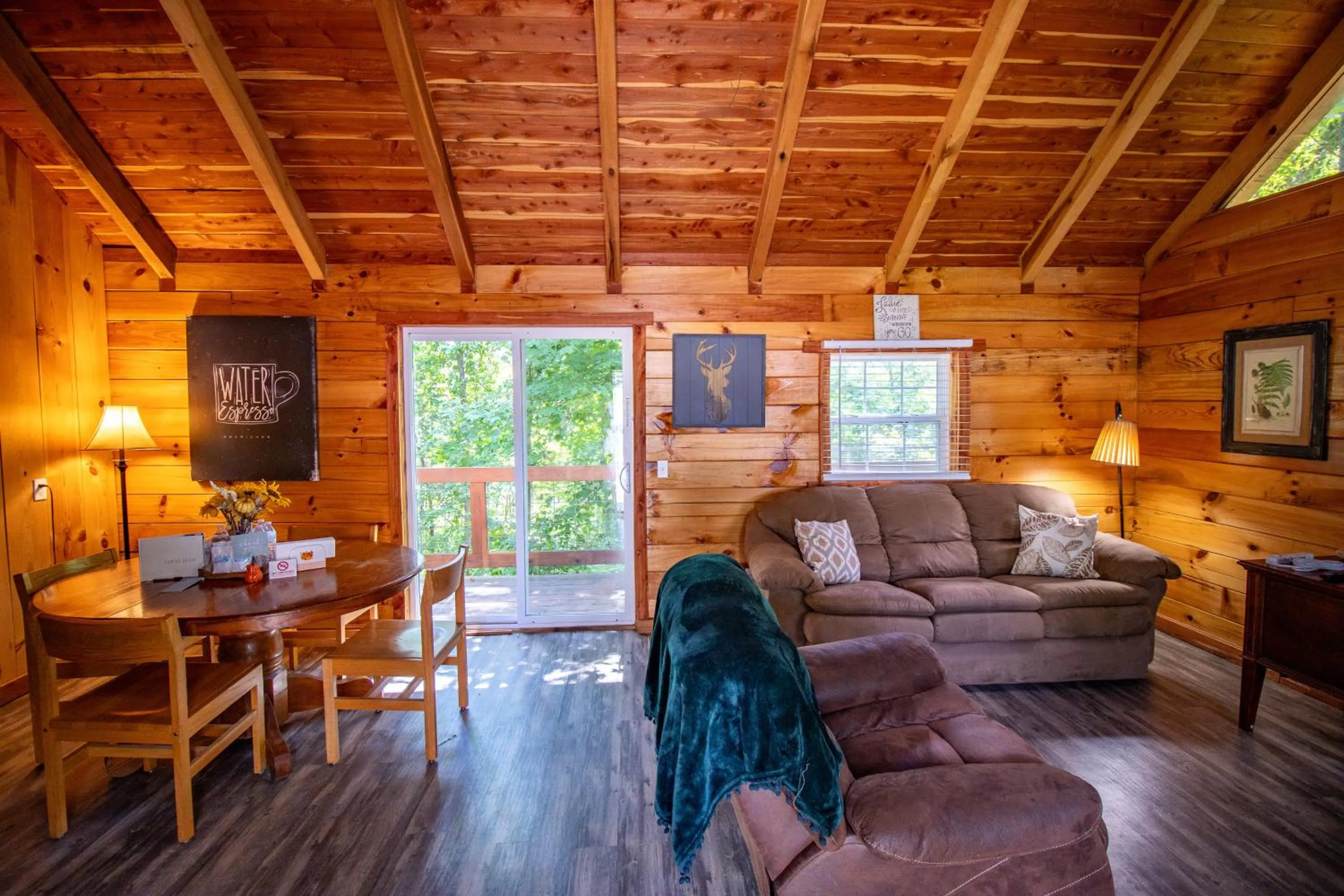 Living room in Kozy Haven Log Cabin Rentals
