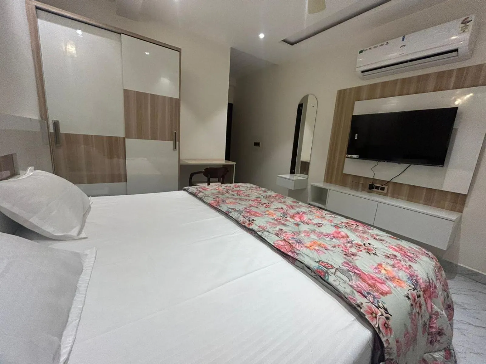 Bed in Hotel Katani Inn