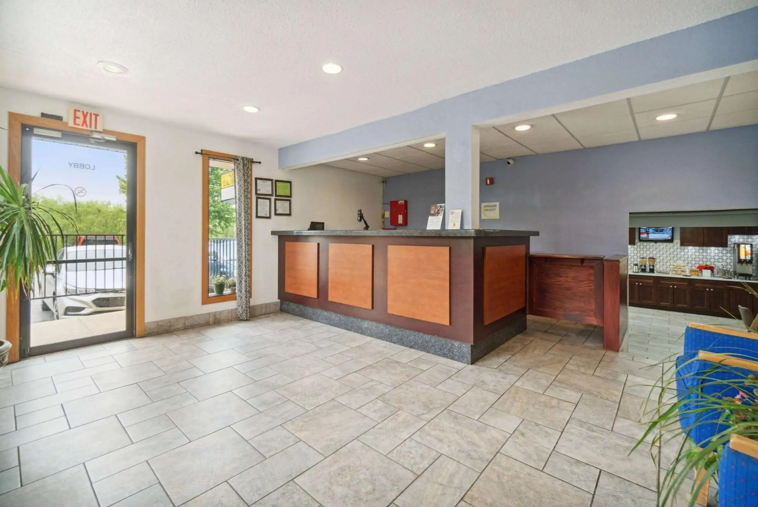 Lobby or reception in Super 8 by Wyndham Kenosha/Pleasant Prairie Lobby or reception in Super 8 by Wyndham Kenosha/Pleasant Prairie