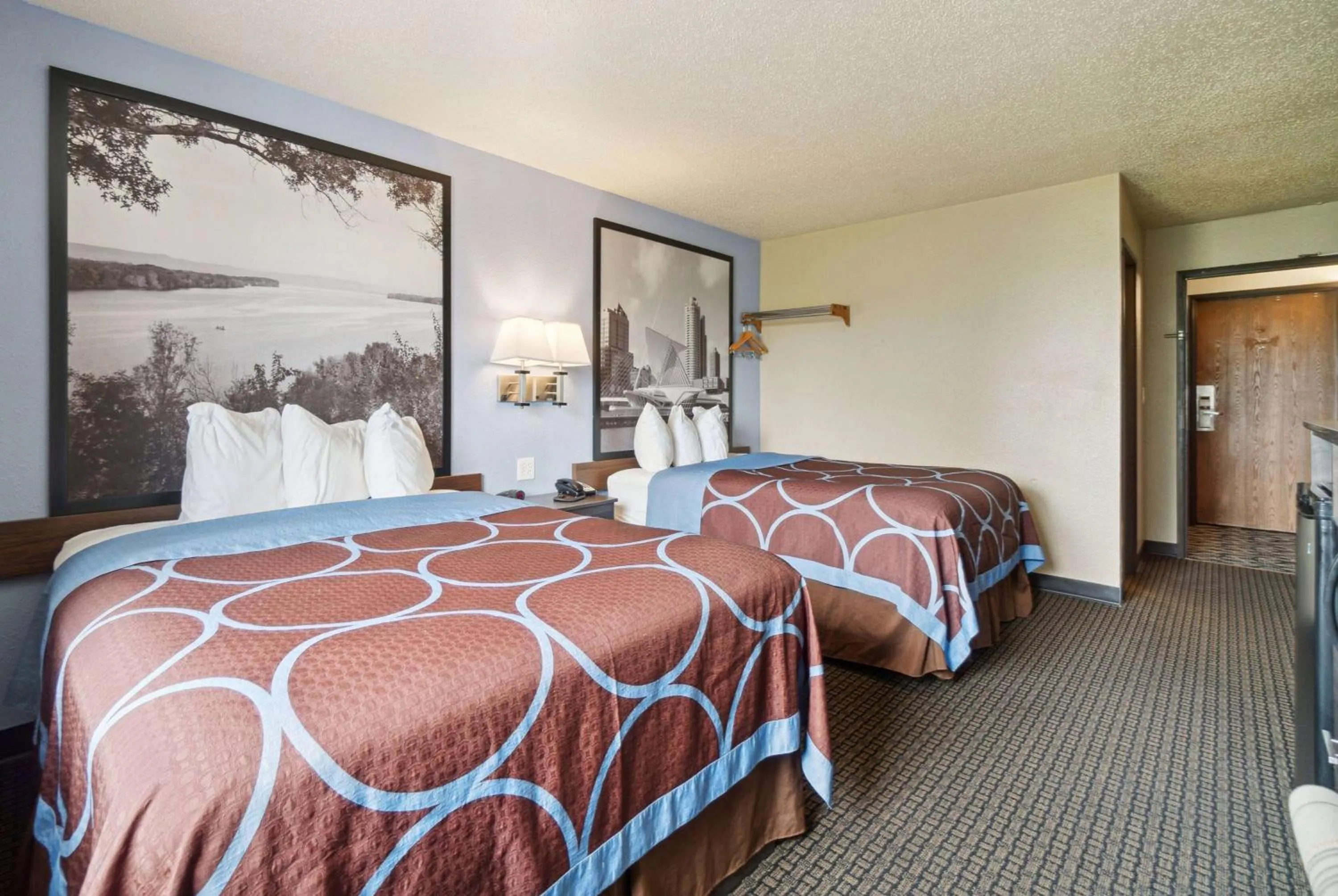 Photo of the whole room, Bed in Super 8 by Wyndham Kenosha/Pleasant Prairie