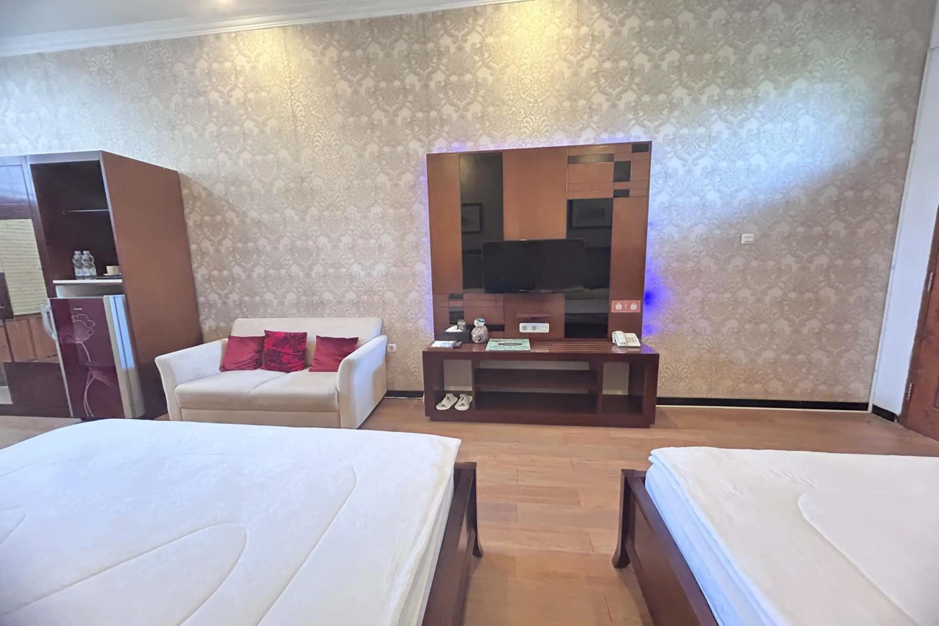 Bedroom, Bed in Niwa Canting