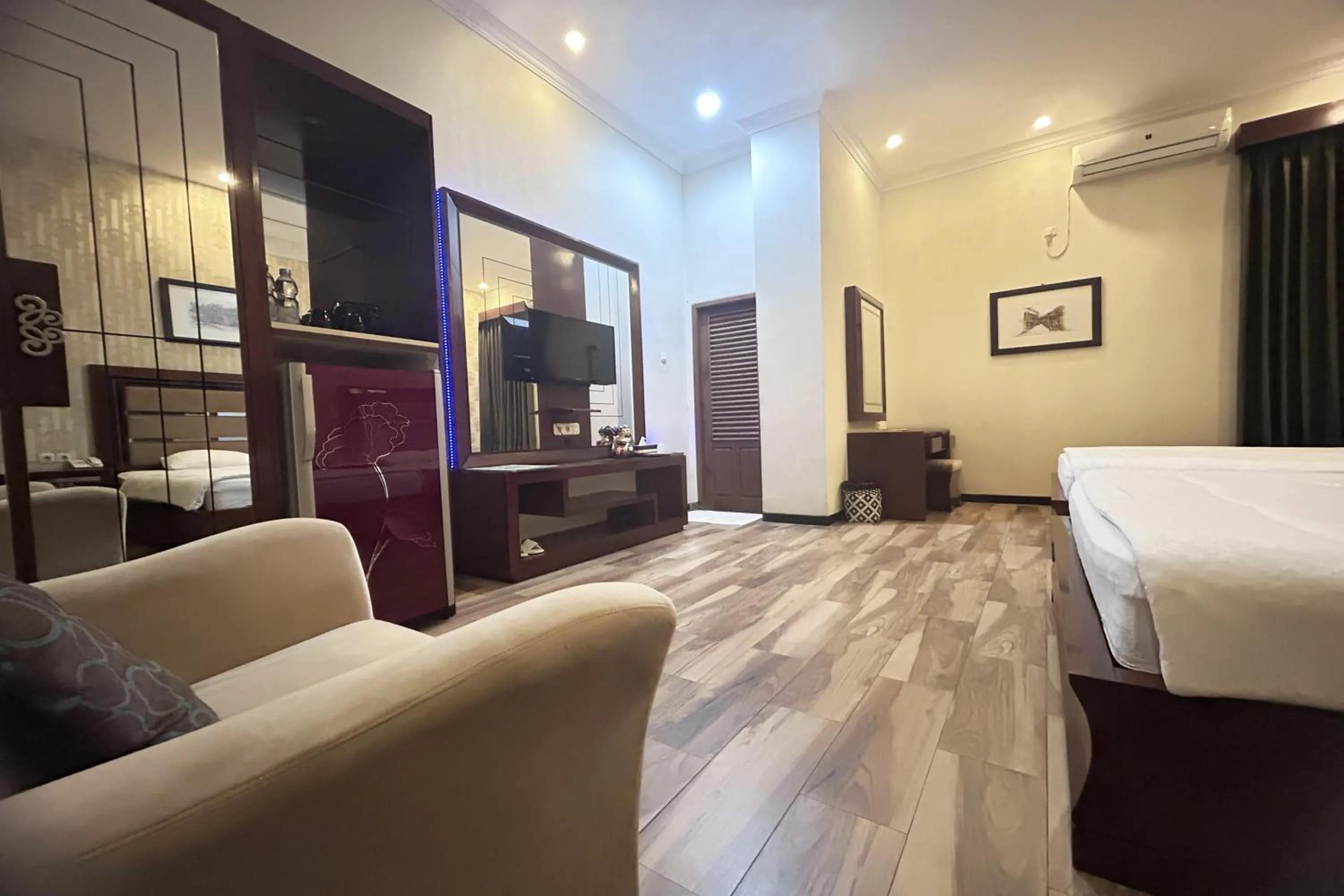 Bedroom, Bed in Niwa Canting