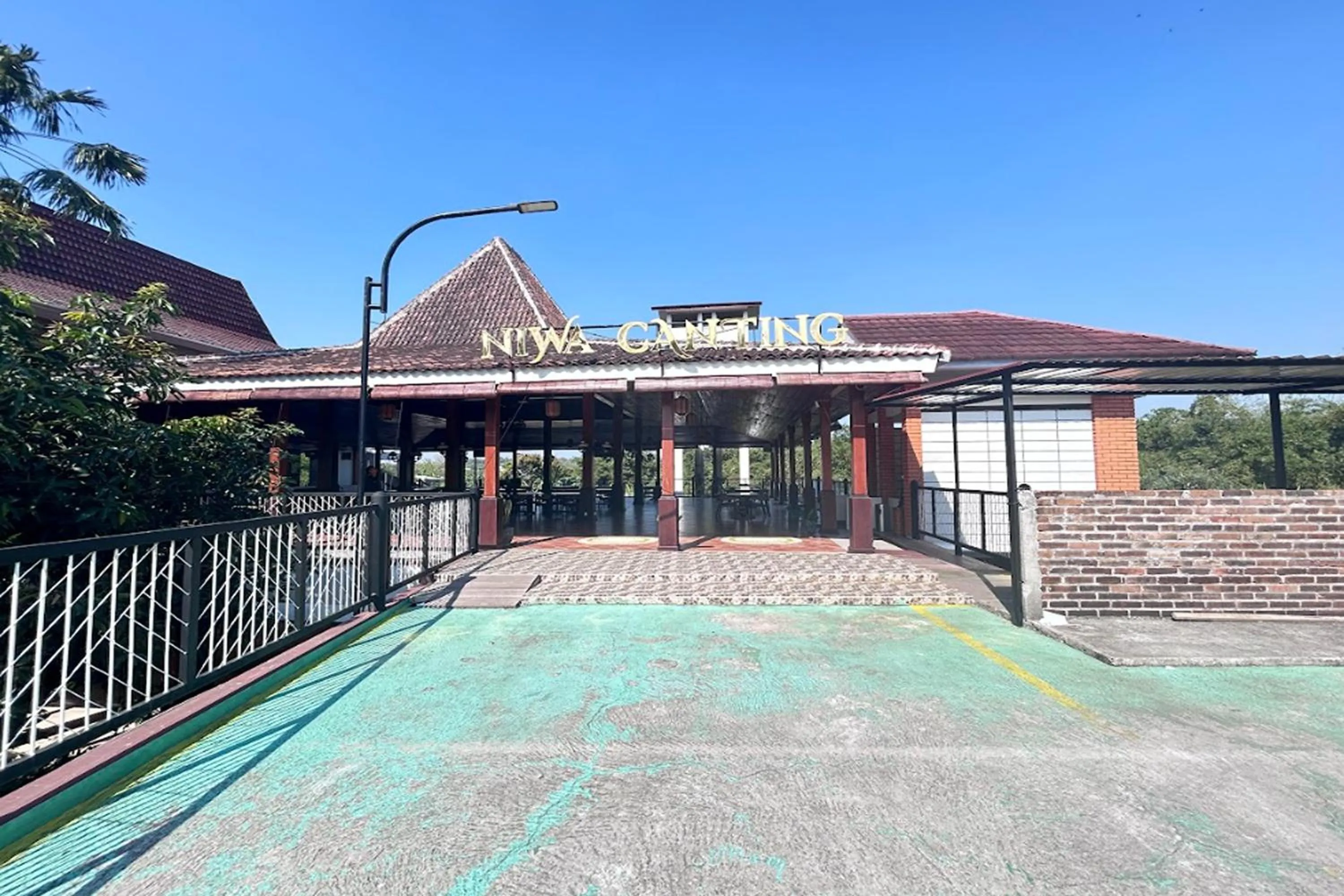 Property building in Niwa Canting