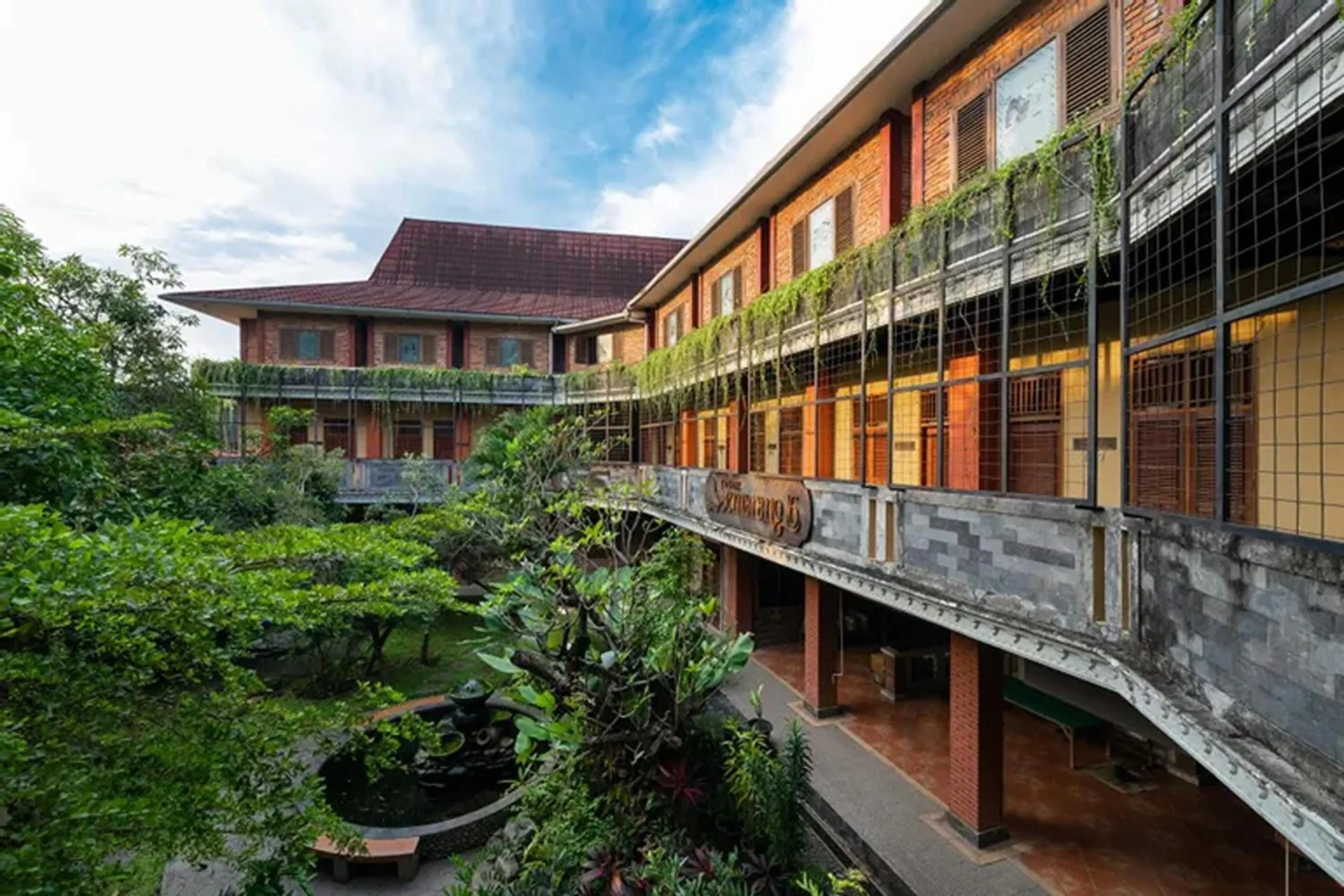 Property building in Niwa Canting