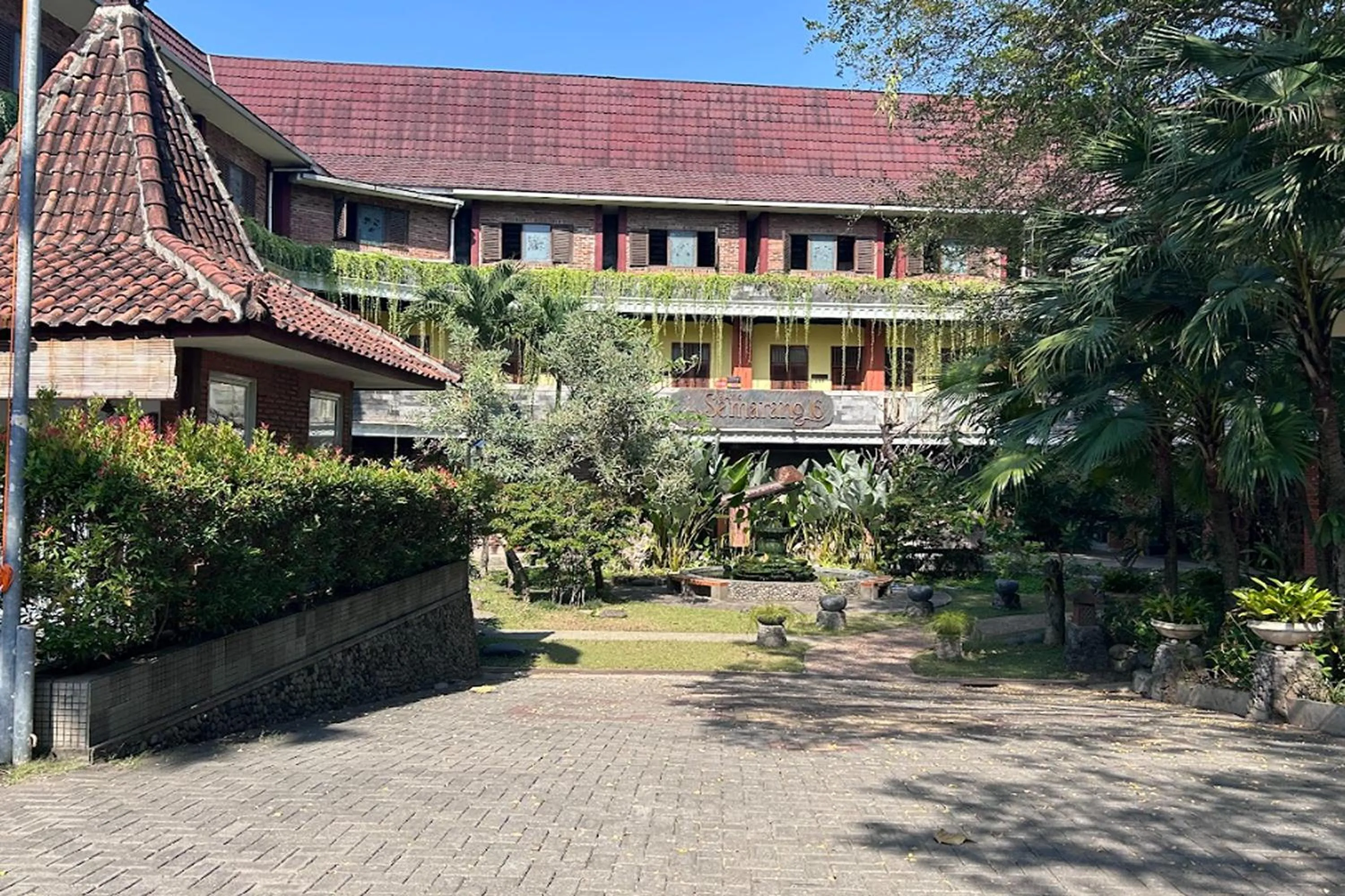 Property building in Niwa Canting