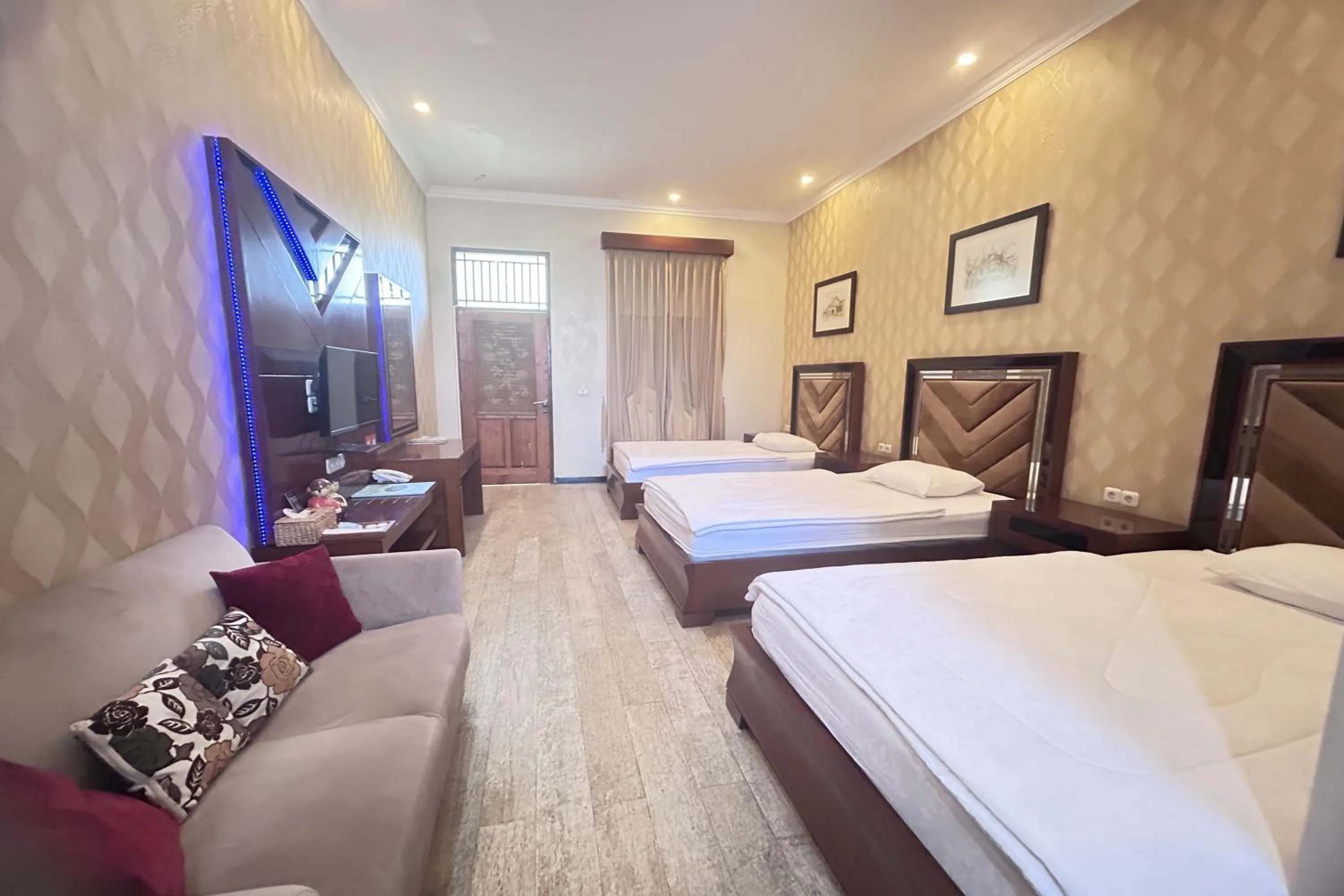 Photo of the whole room, Bed in Niwa Canting