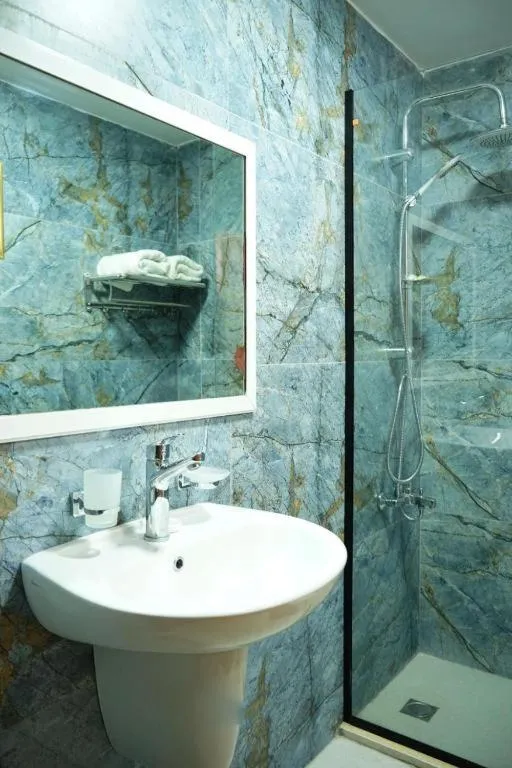 Shower in Conord Hotel