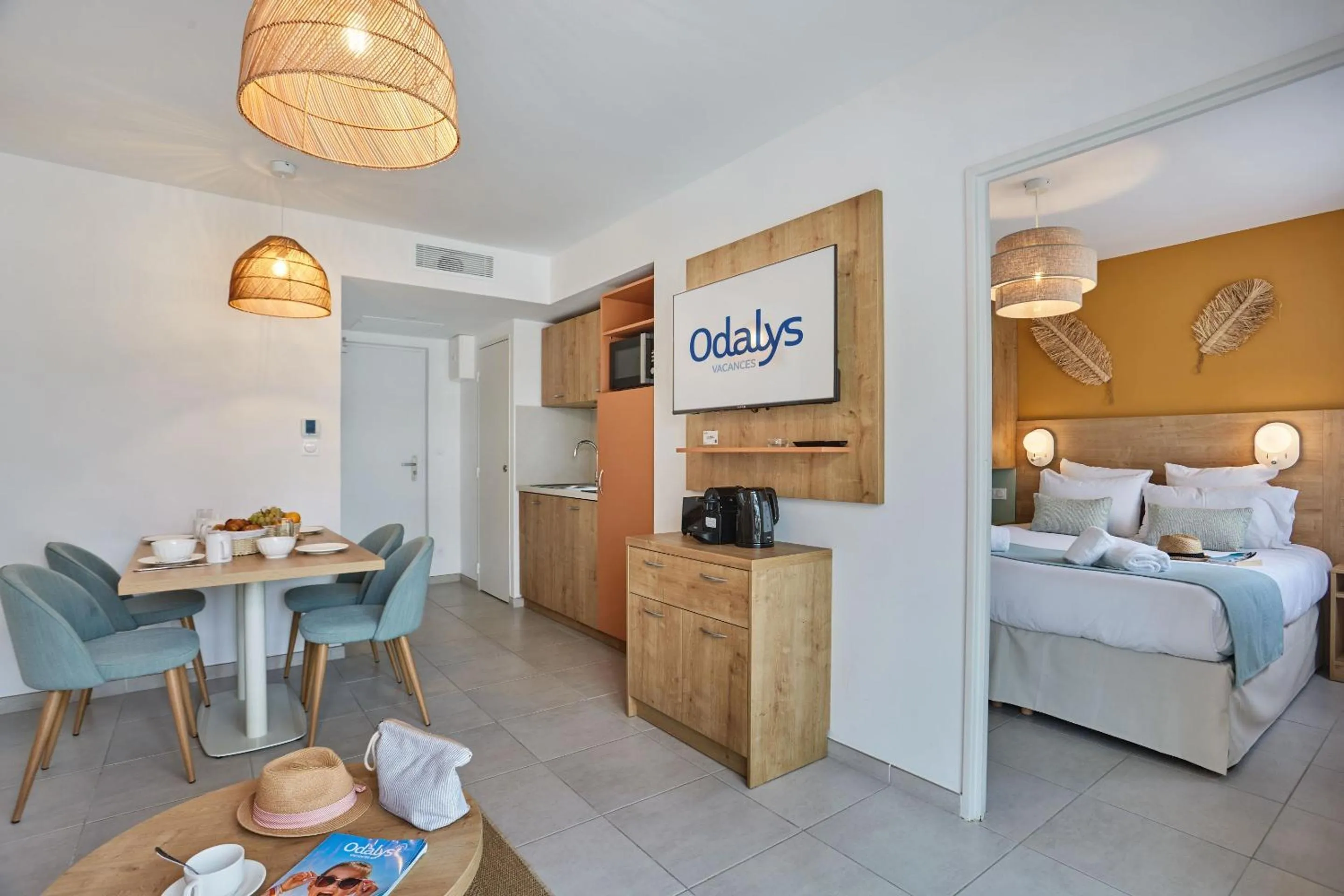 Dining area, Bed in Résidence Odalys Riviera