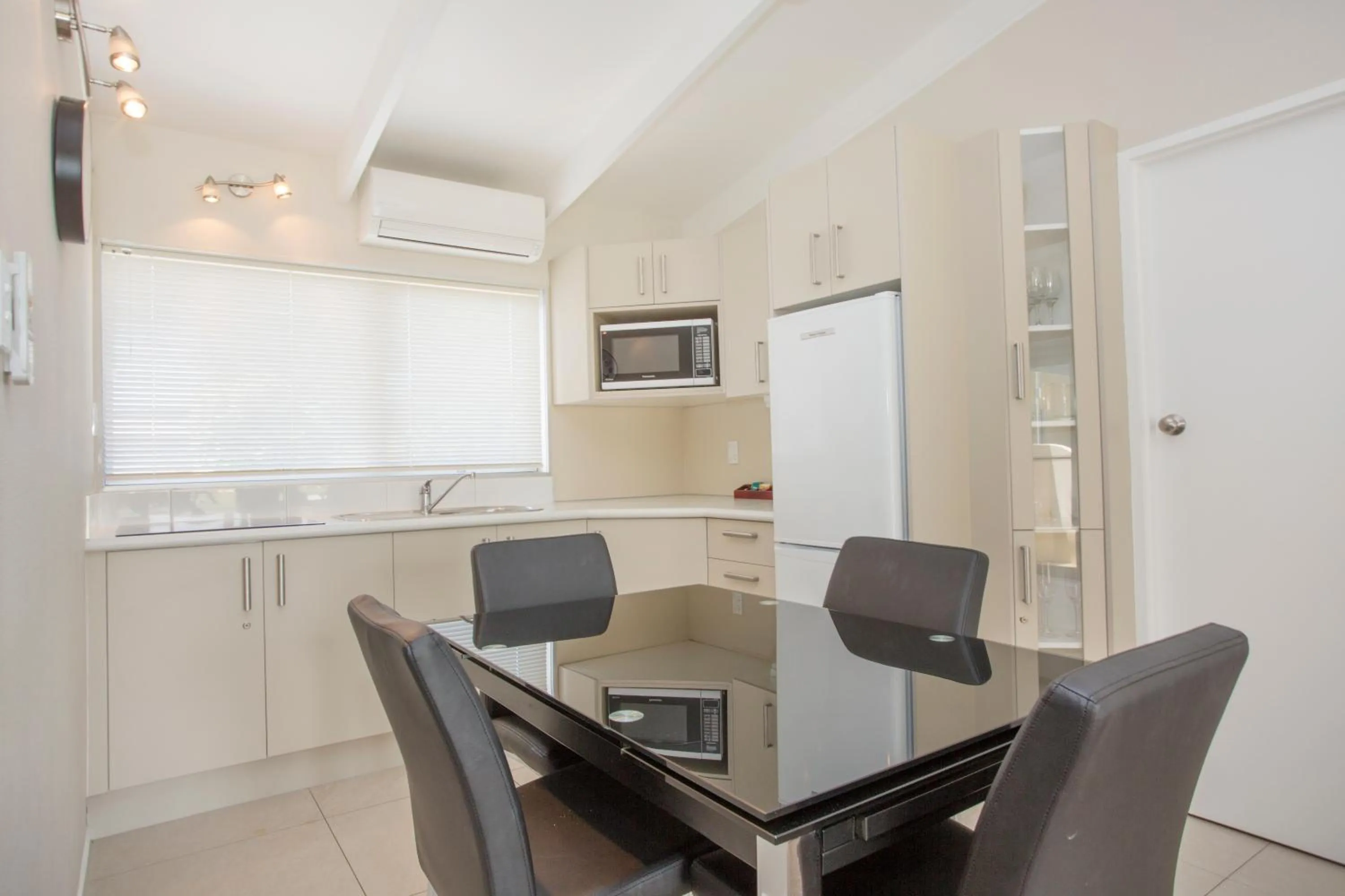 Kitchen or kitchenette in Palm Pacific Resort & Motel