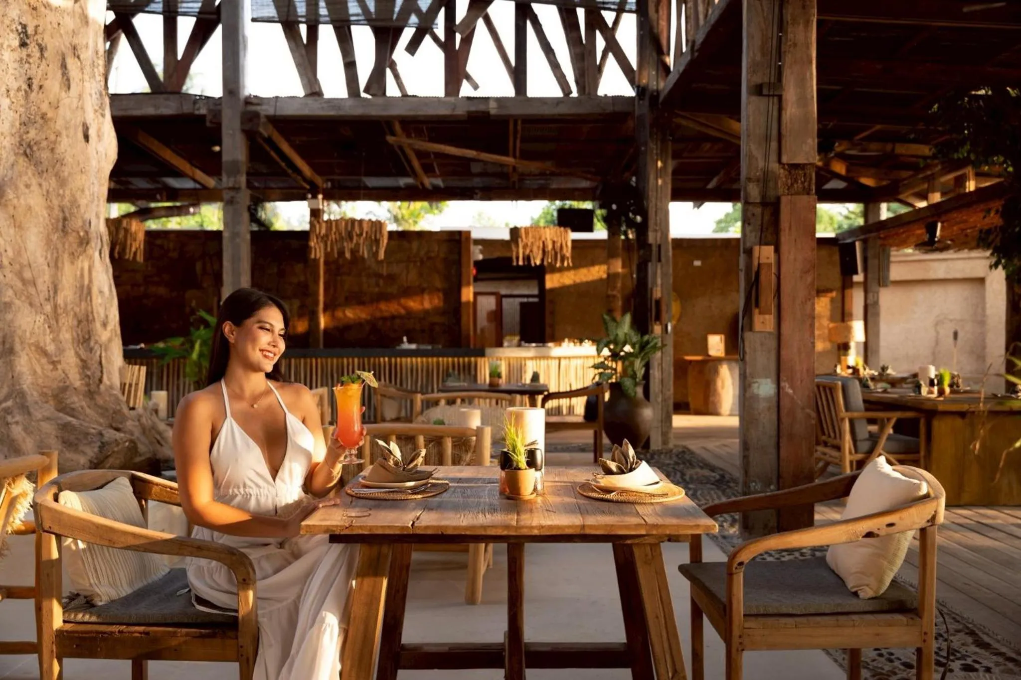 Lounge or bar in Vignette Collection Dinso Resort & Villas Ko Chang by IHG