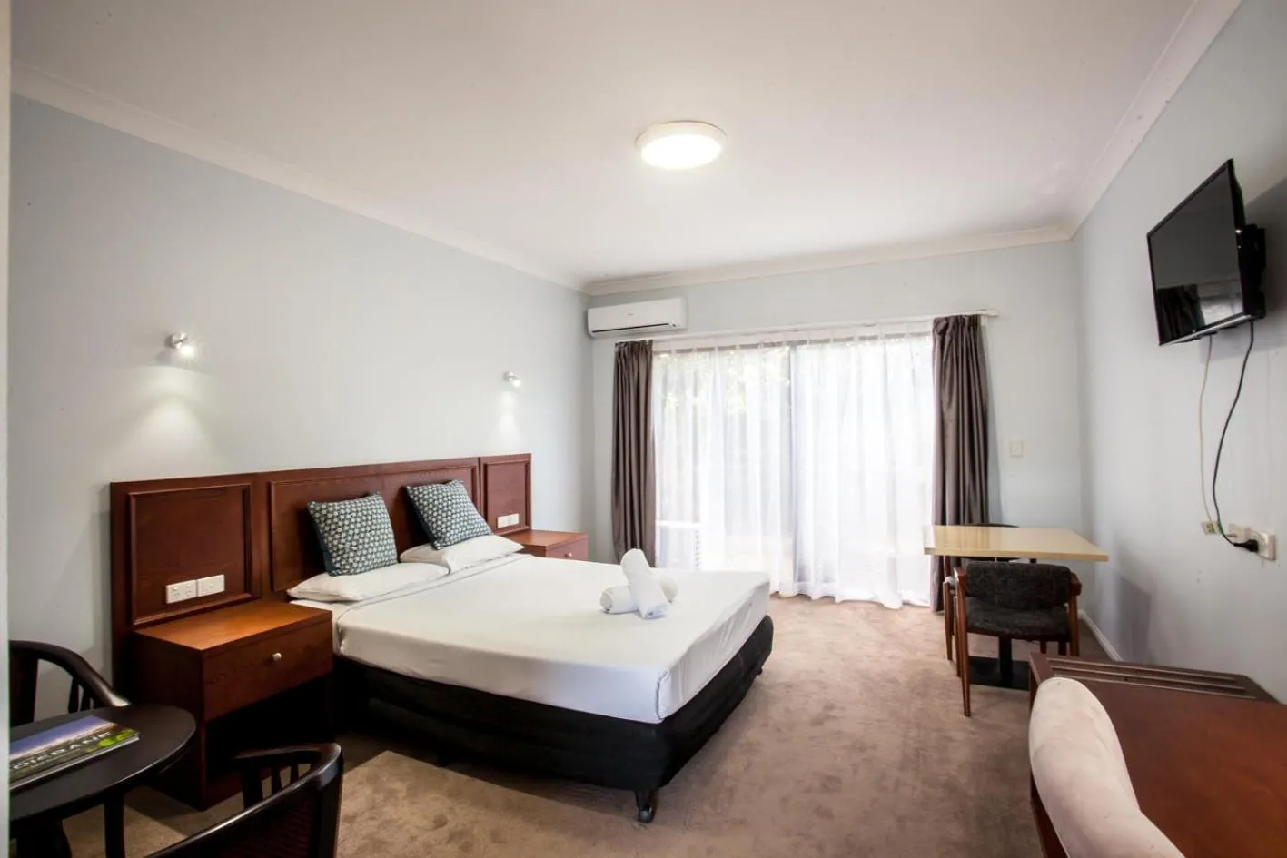 Bed in Springwood Motor Inn