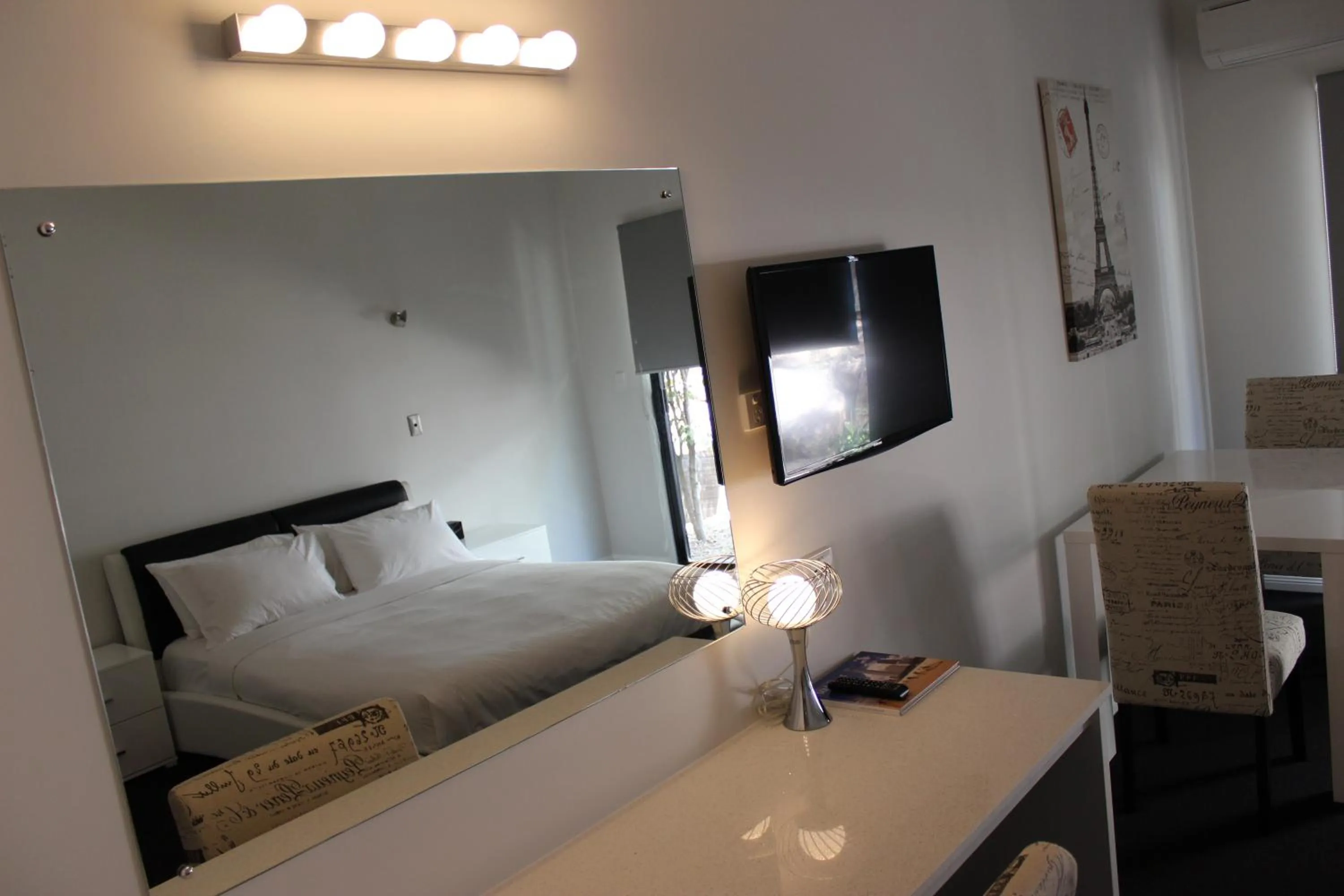 Photo of the whole room, Bed in Springwood Motor Inn