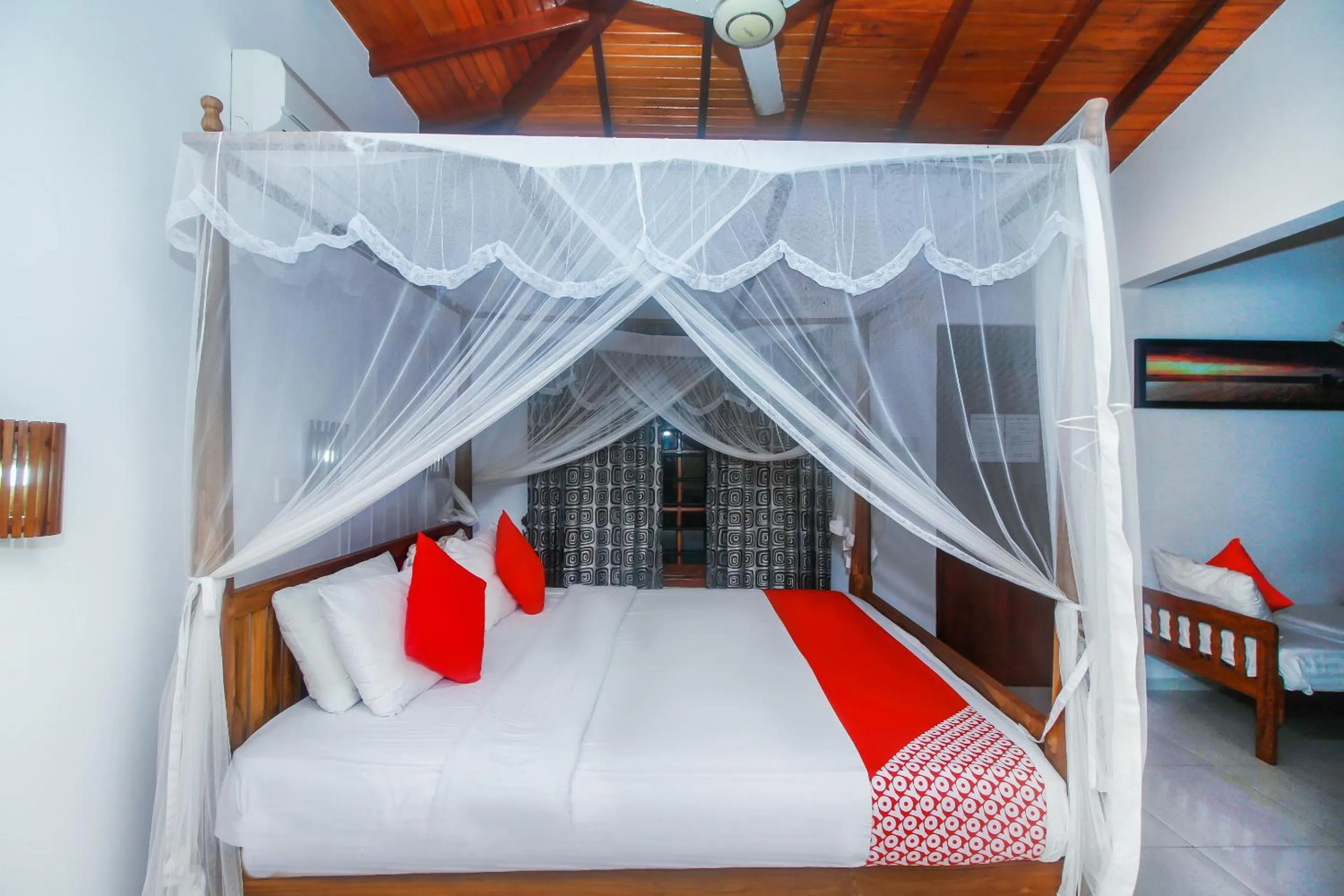 Bedroom, Bed in Happy Night Holiday Inn