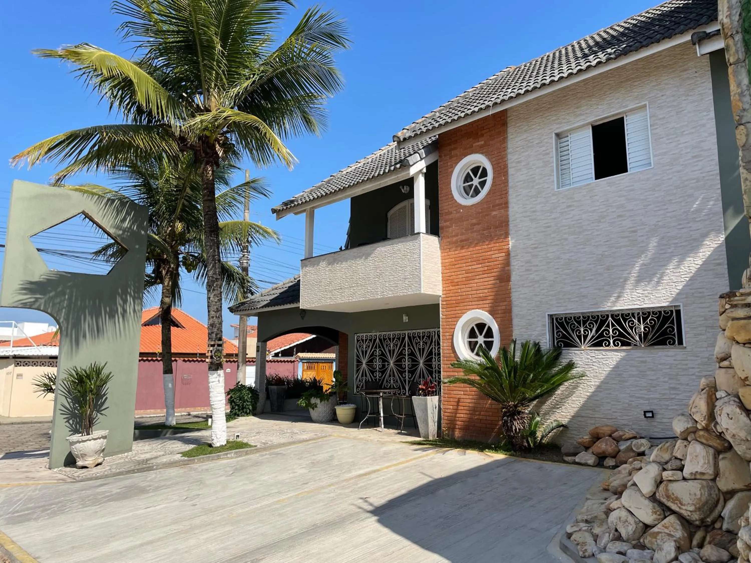 Property building in Surfside Suites