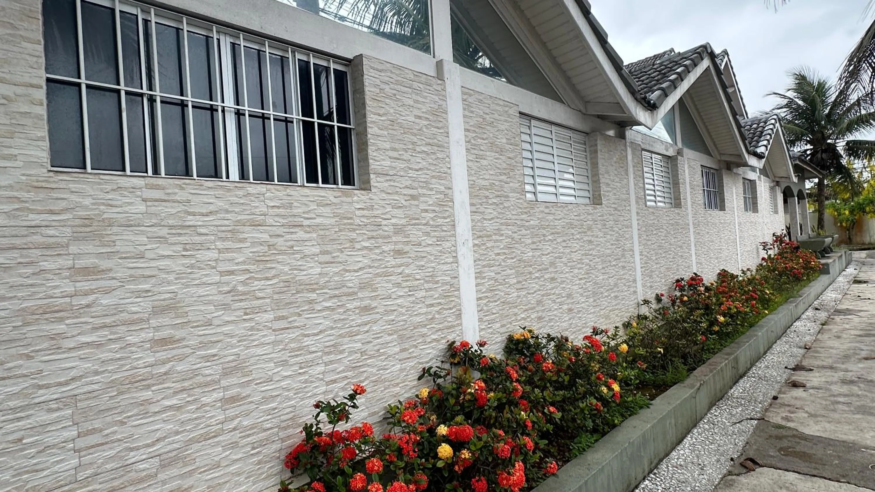 Property building in Surfside Suites